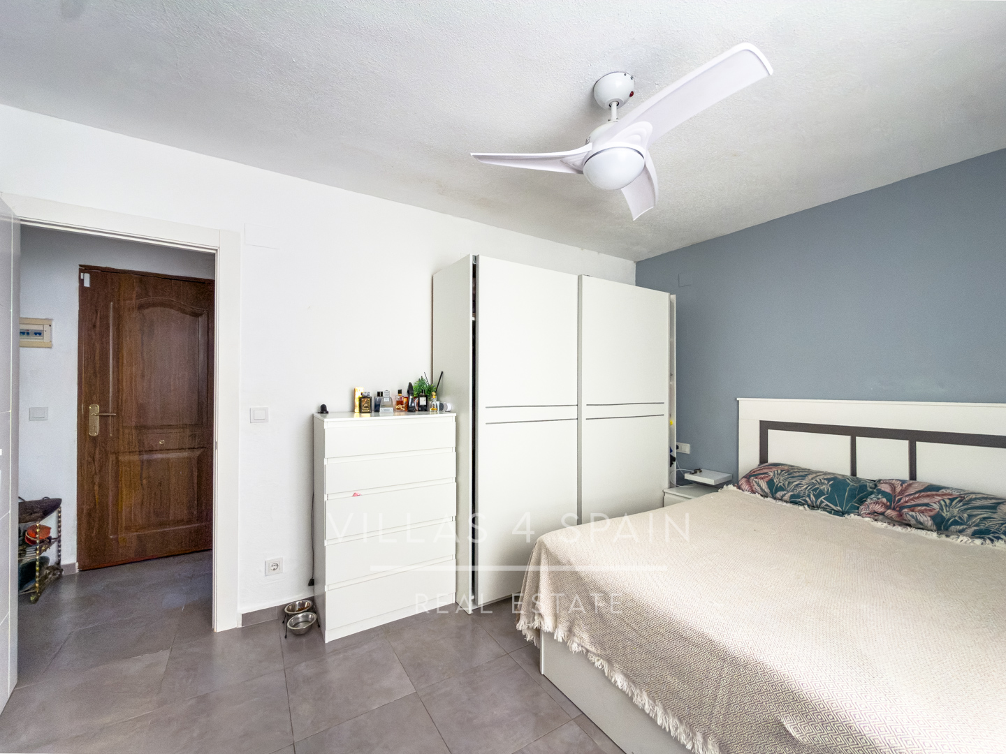 Sold - SOLD fully renovated 3 bed 1 bath apartment 100 metres from the Beach - Calle Mar Baltico  - Alicante