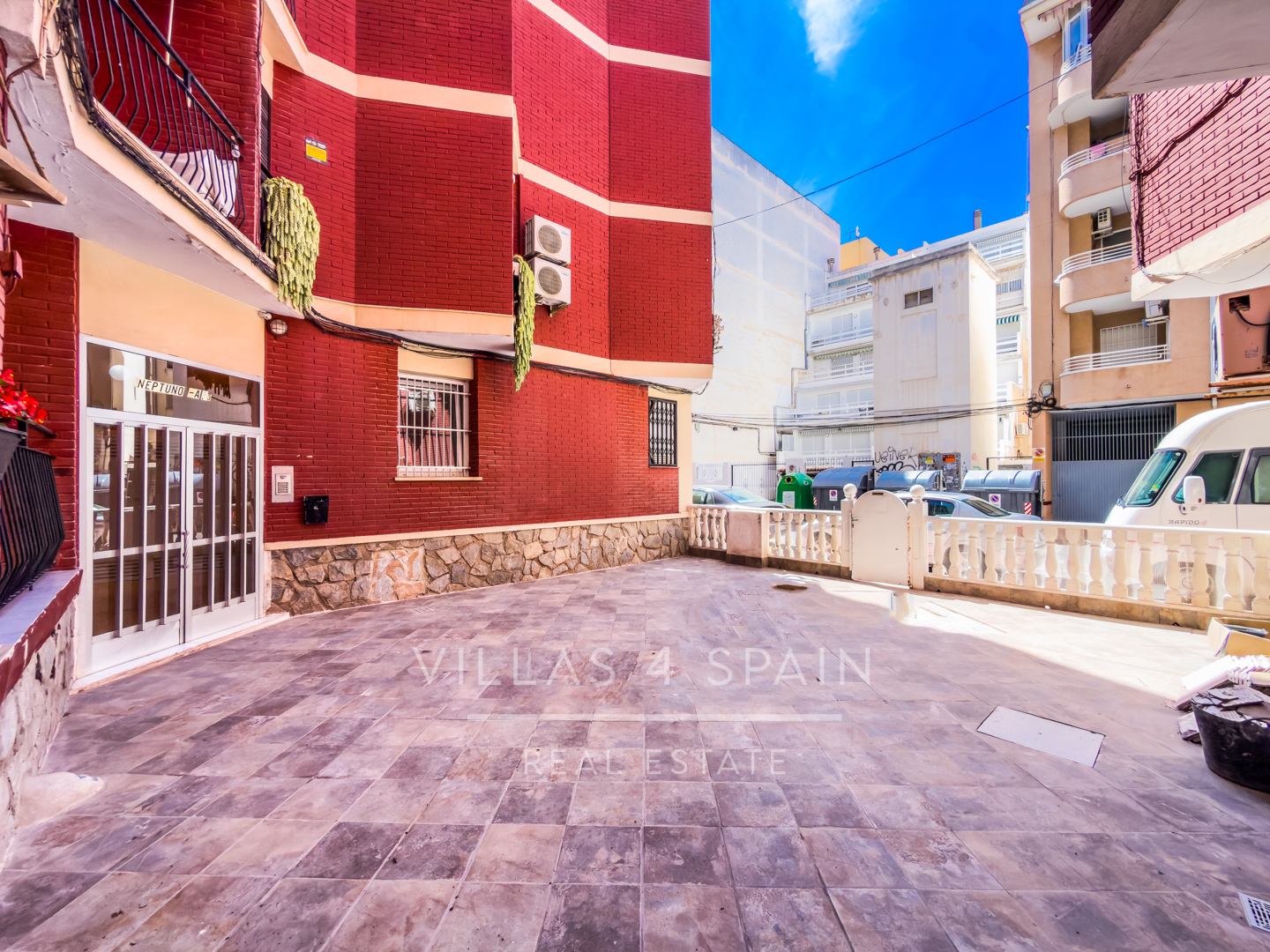 Sold - Renovated 3 bed 1 bath apartment 100 metres from the Beach - Calle Mar Baltico  - Alicante
