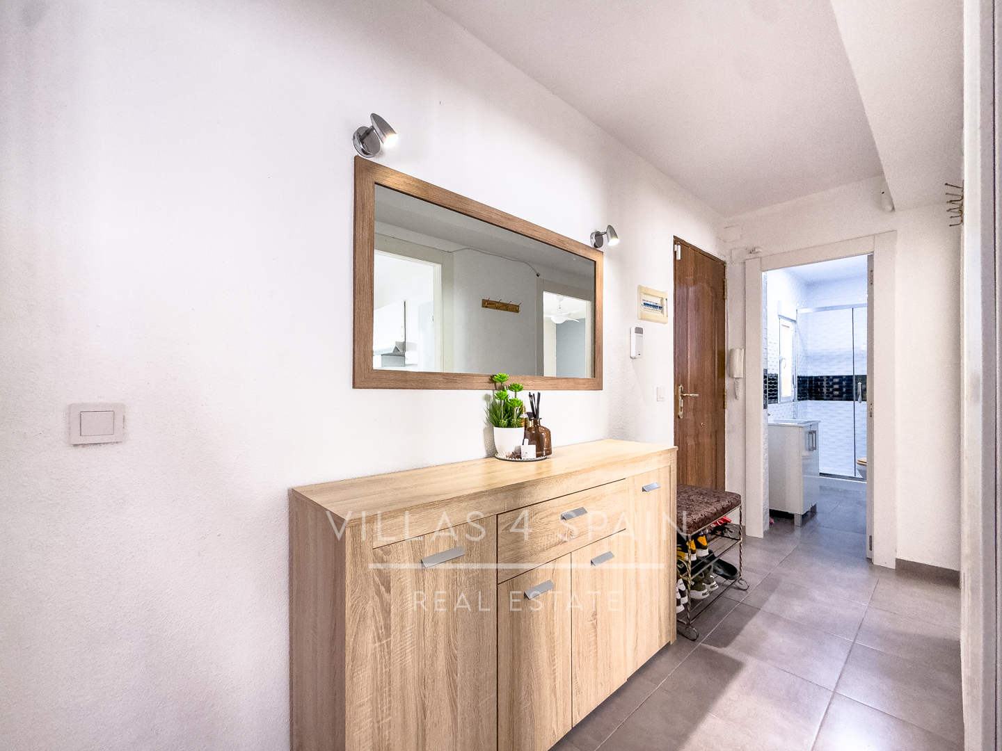 Sold - Renovated 3 bed 1 bath apartment 100 metres from the Beach - Calle Mar Baltico  - Alicante