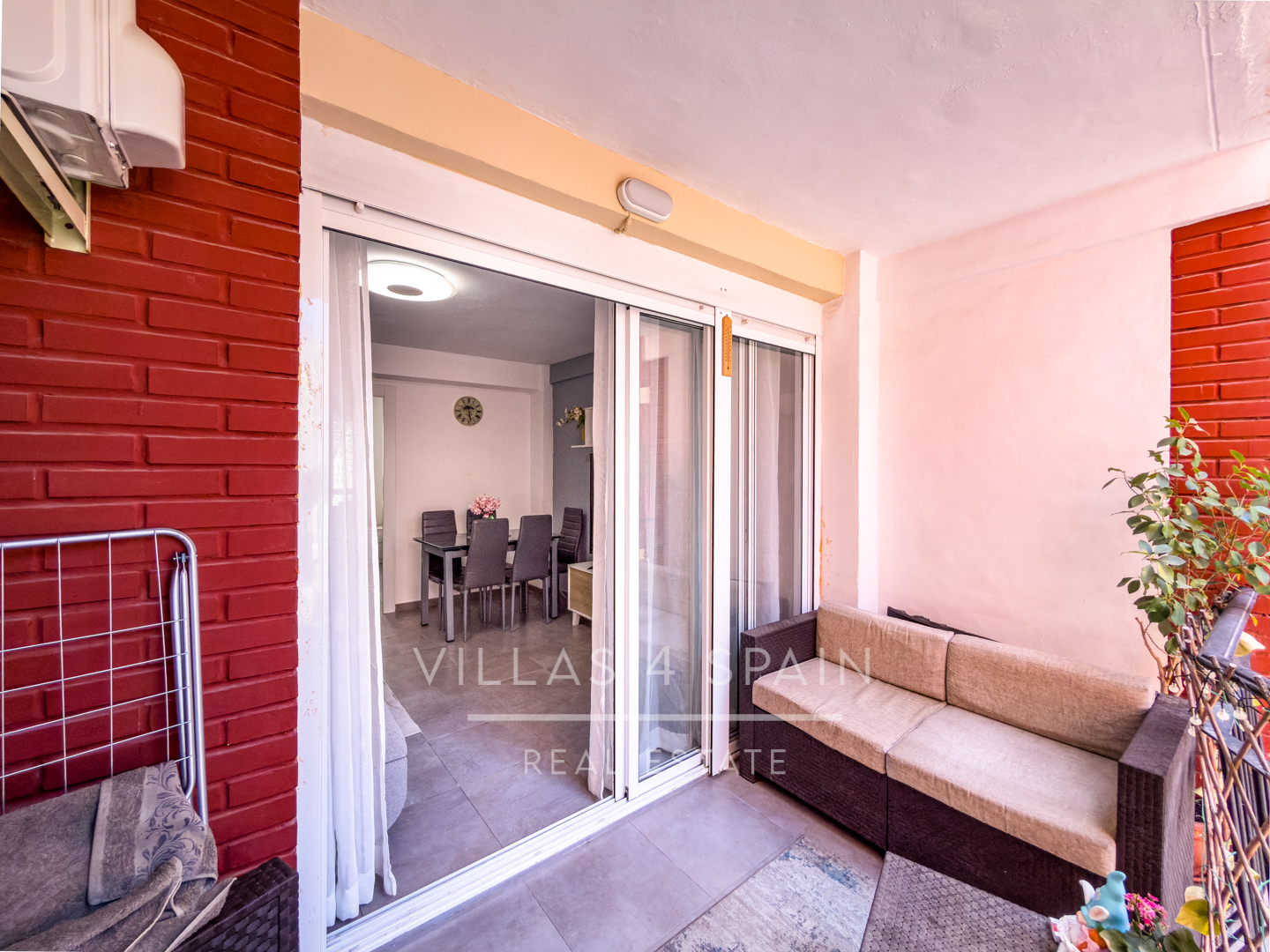Sold - Renovated 3 bed 1 bath apartment 100 metres from the Beach - Calle Mar Baltico  - Alicante
