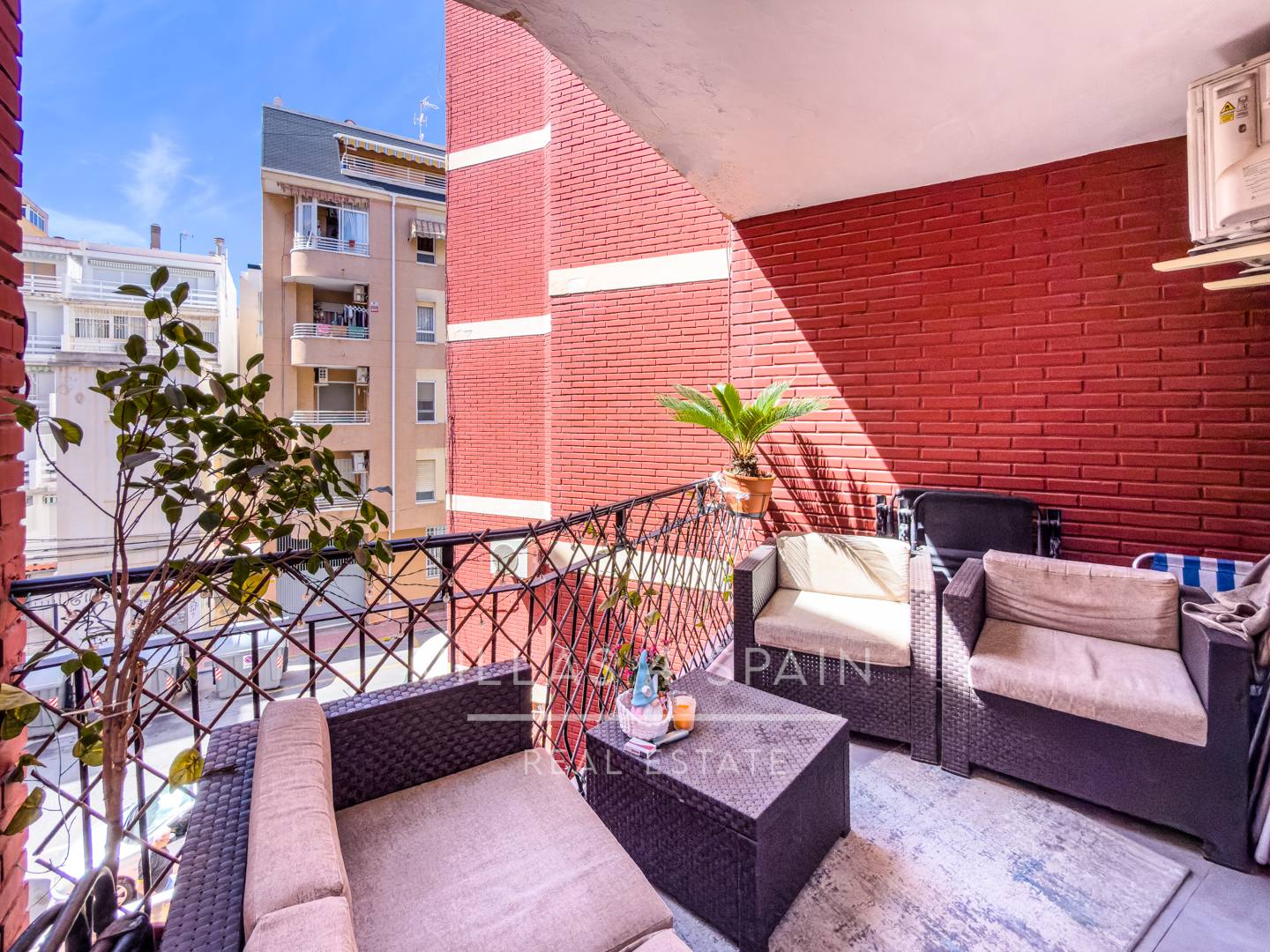 Sold - Renovated 3 bed 1 bath apartment 100 metres from the Beach - Calle Mar Baltico  - Alicante