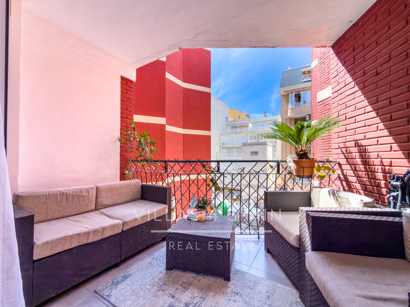 Sold - Renovated 3 bed 1 bath apartment 100 metres from the Beach - Calle Mar Baltico  - Alicante