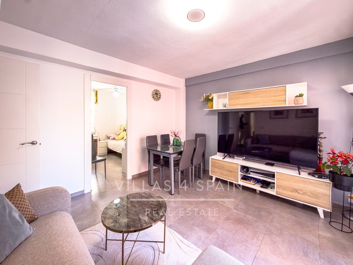 Sold - Renovated 3 bed 1 bath apartment 100 metres from the Beach - Calle Mar Baltico  - Alicante