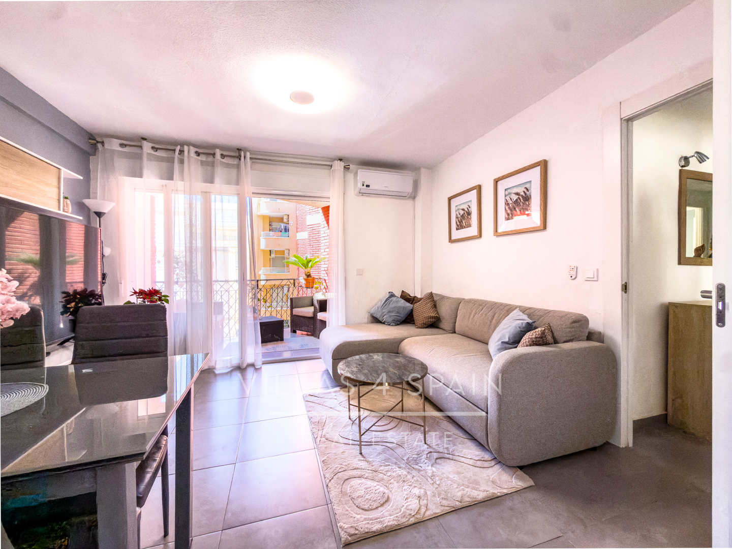 Sold - Renovated 3 bed 1 bath apartment 100 metres from the Beach - Calle Mar Baltico  - Alicante