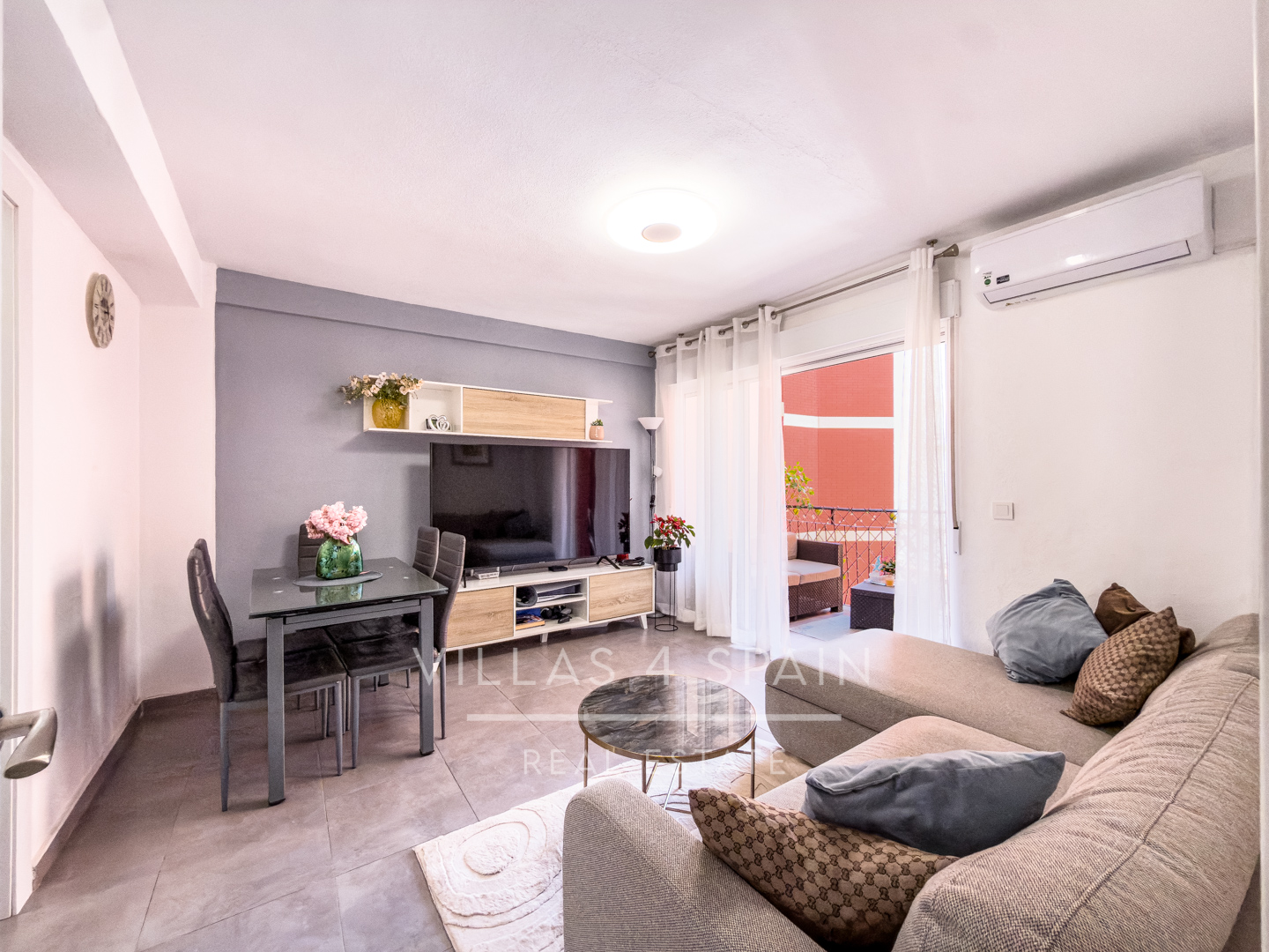 Sold - Renovated 3 bed 1 bath apartment 100 metres from the Beach - Calle Mar Baltico  - Alicante