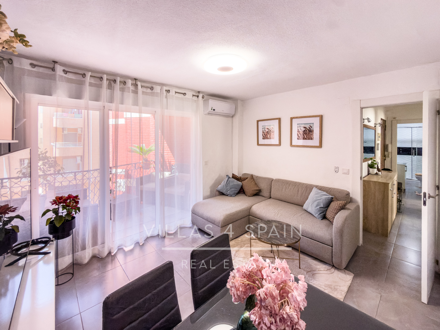 Sold - Renovated 3 bed 1 bath apartment 100 metres from the Beach - Calle Mar Baltico  - Alicante
