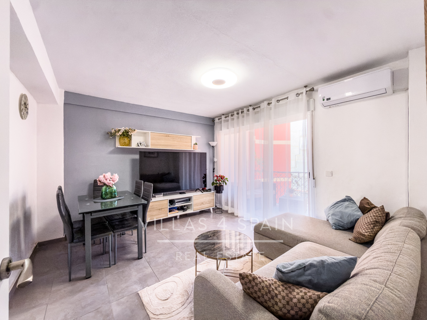 Sold - Renovated 3 bed 1 bath apartment 100 metres from the Beach - Calle Mar Baltico  - Alicante