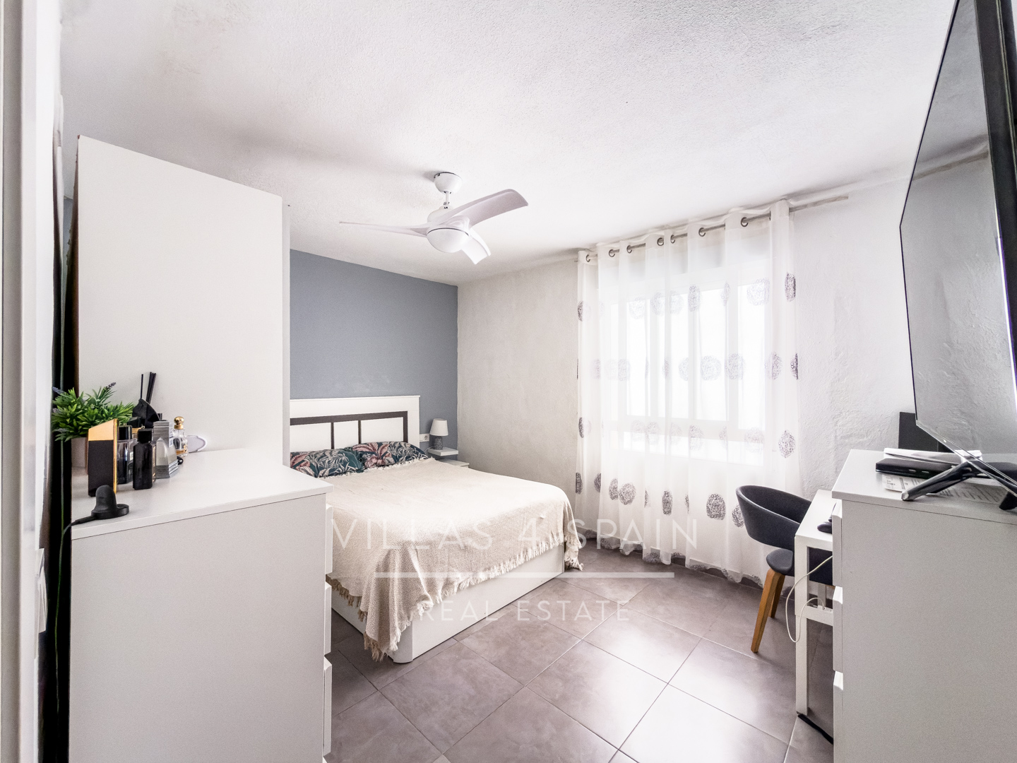 Sold - Renovated 3 bed 1 bath apartment 100 metres from the Beach - Calle Mar Baltico  - Alicante