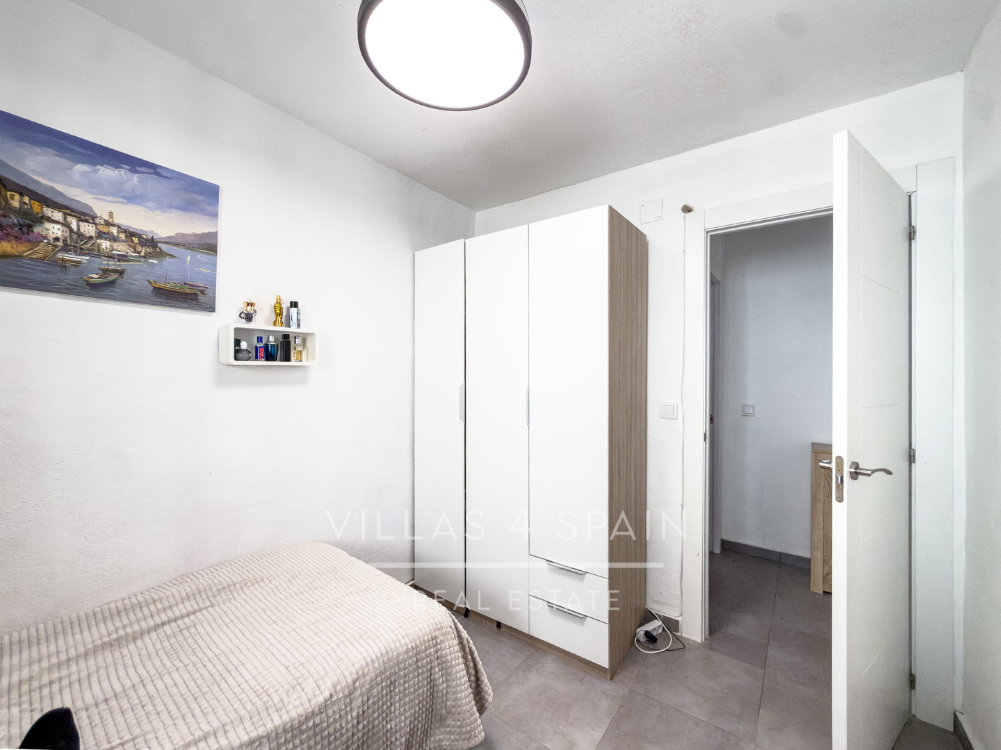 Sold - Renovated 3 bed 1 bath apartment 100 metres from the Beach - Calle Mar Baltico  - Alicante