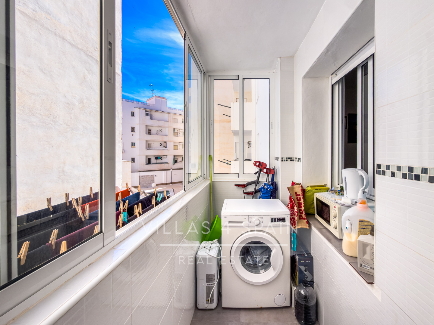 Sold - Renovated 3 bed 1 bath apartment 100 metres from the Beach - Calle Mar Baltico  - Alicante