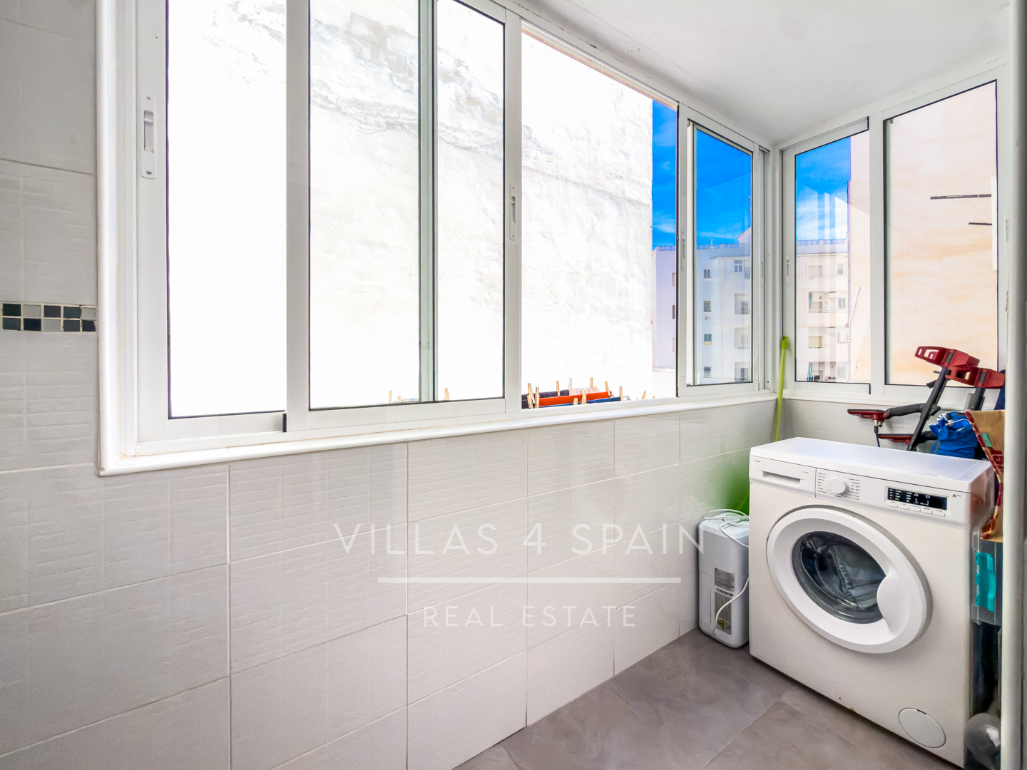 Sold - Renovated 3 bed 1 bath apartment 100 metres from the Beach - Calle Mar Baltico  - Alicante