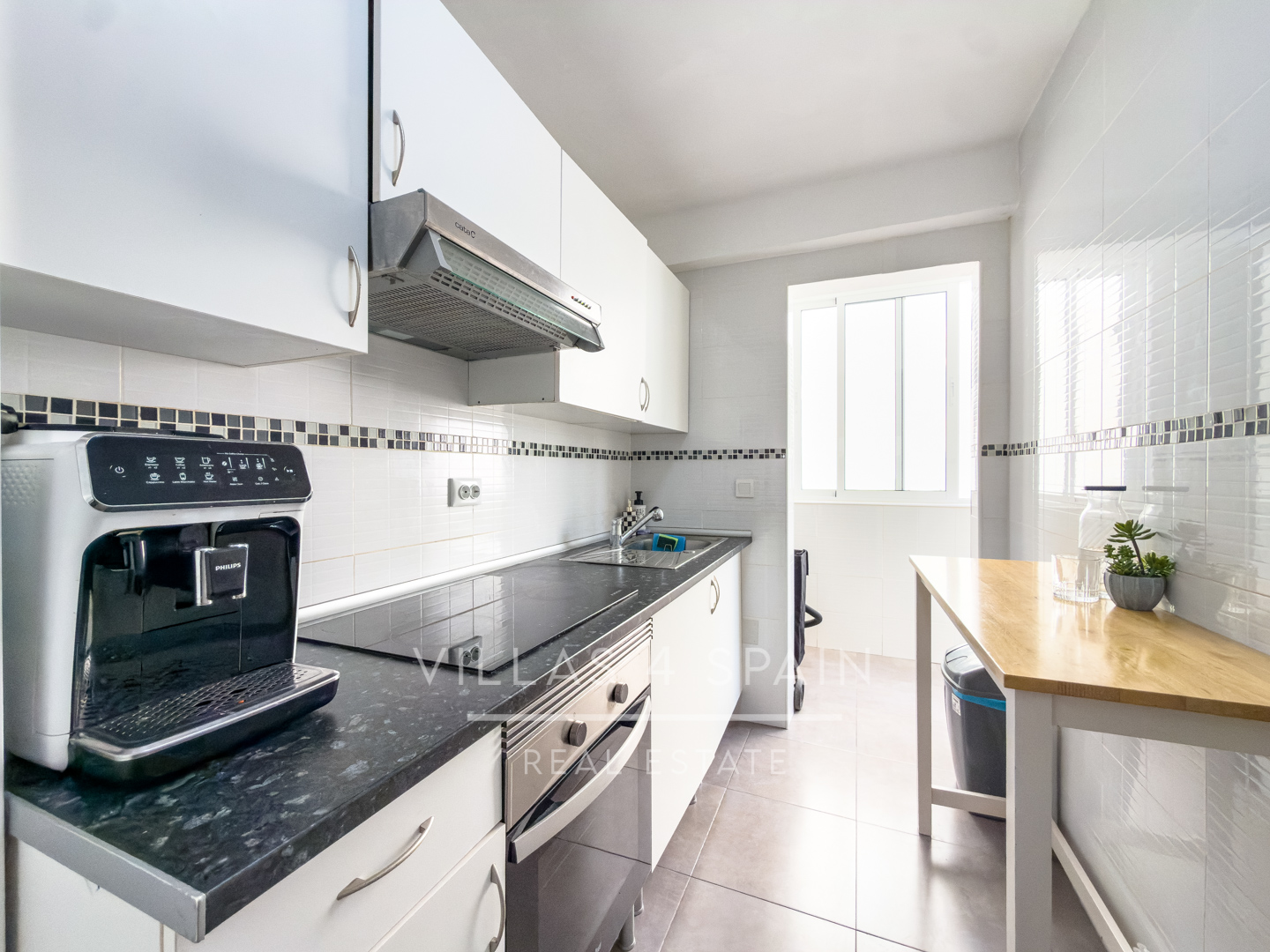 Sold - Renovated 3 bed 1 bath apartment 100 metres from the Beach - Calle Mar Baltico  - Alicante