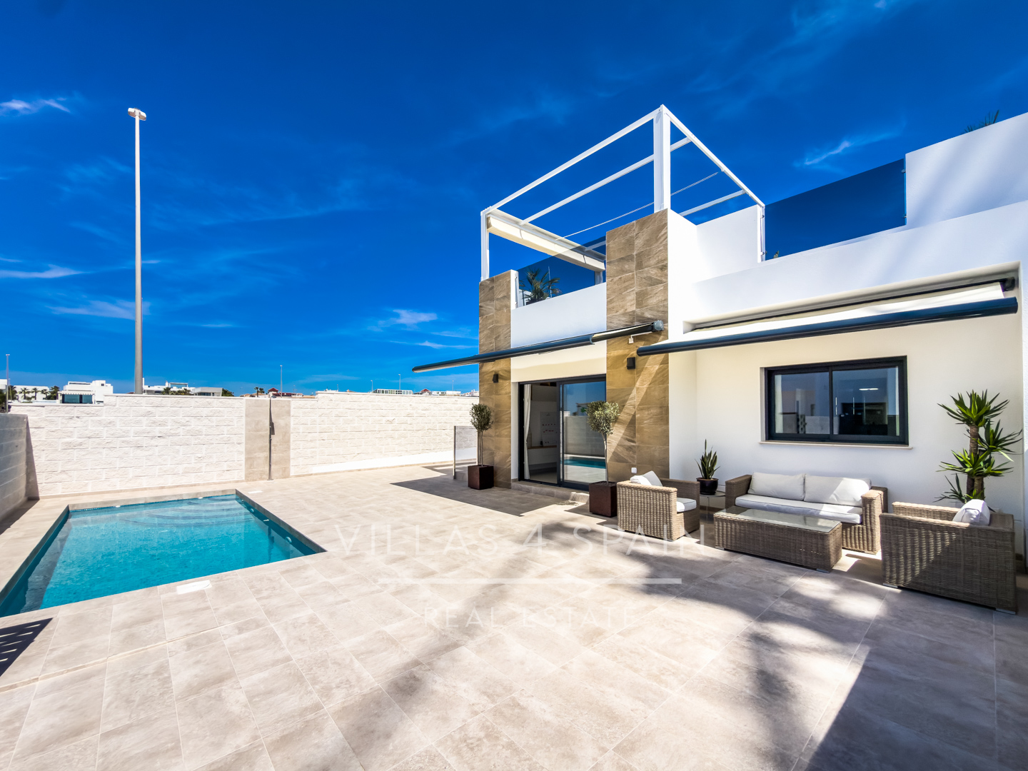 Resale - 3 Bedroom, 2 Bath New Villa with private pool and parking for sale in La Marina. - calle fernando rey  - Alicante