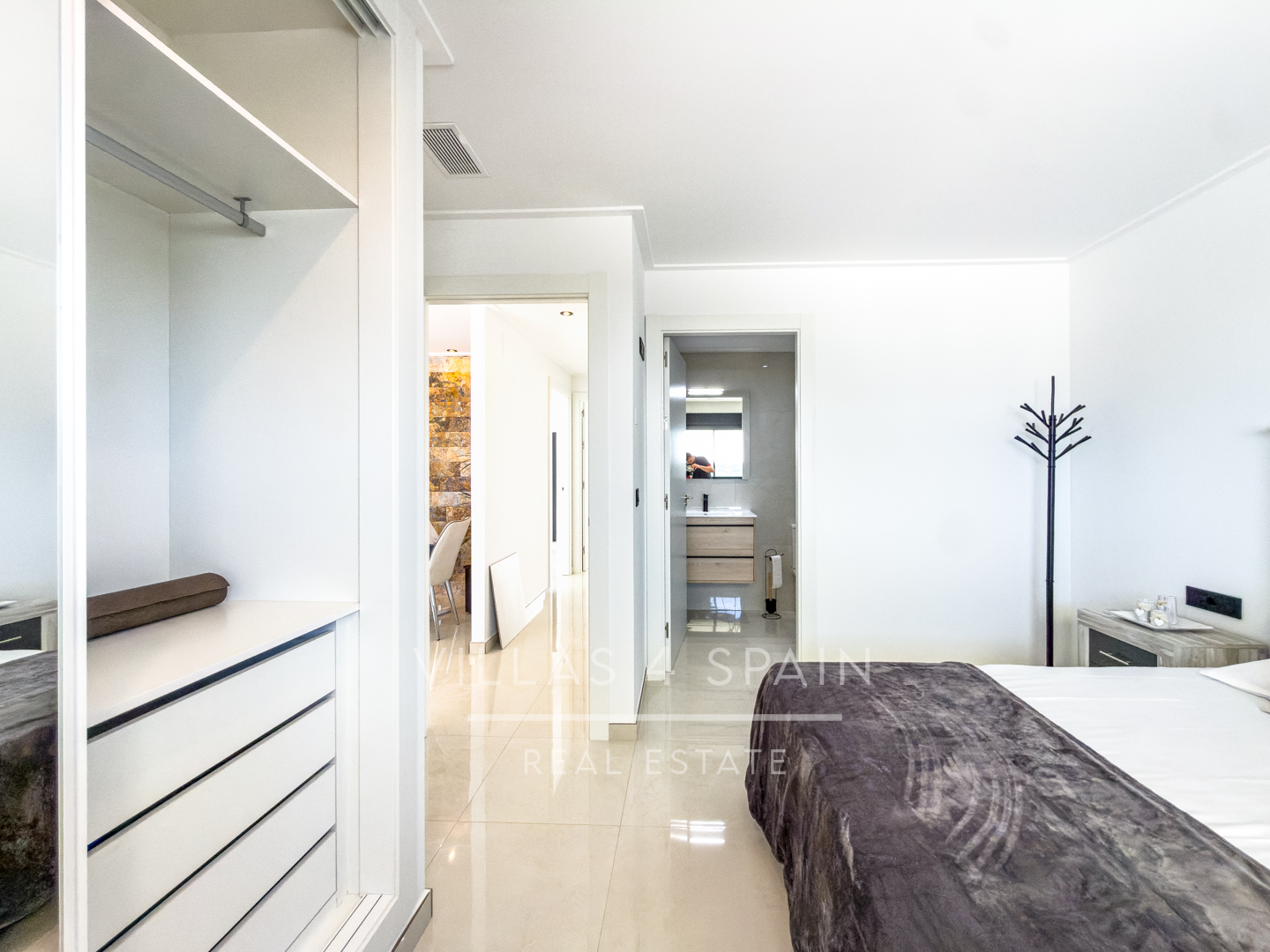 Resale - 3 Bedroom, 2 Bath New Villa with private pool and parking for sale in La Marina. - calle fernando rey  - Alicante