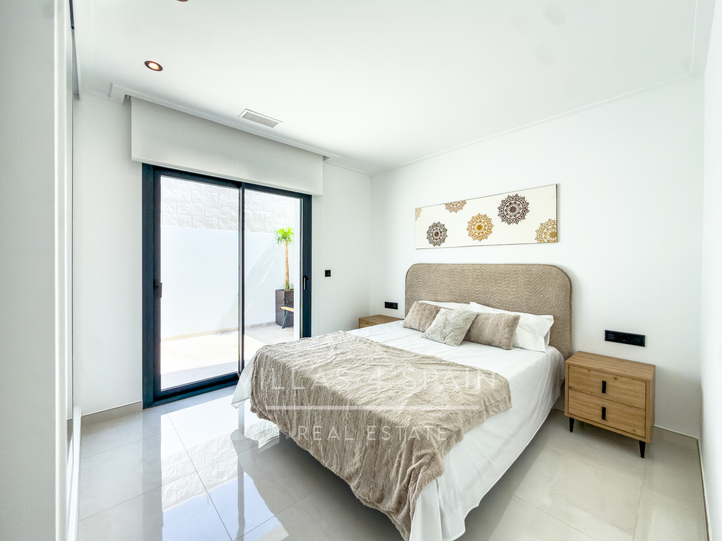 Resale - 3 Bedroom, 2 Bath New Villa with private pool and parking for sale in La Marina. - calle fernando rey  - Alicante