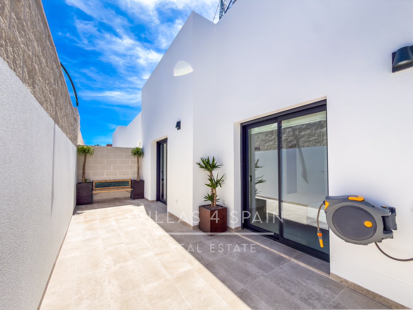 Resale - 3 Bedroom, 2 Bath New Villa with private pool and parking for sale in La Marina. - calle fernando rey  - Alicante
