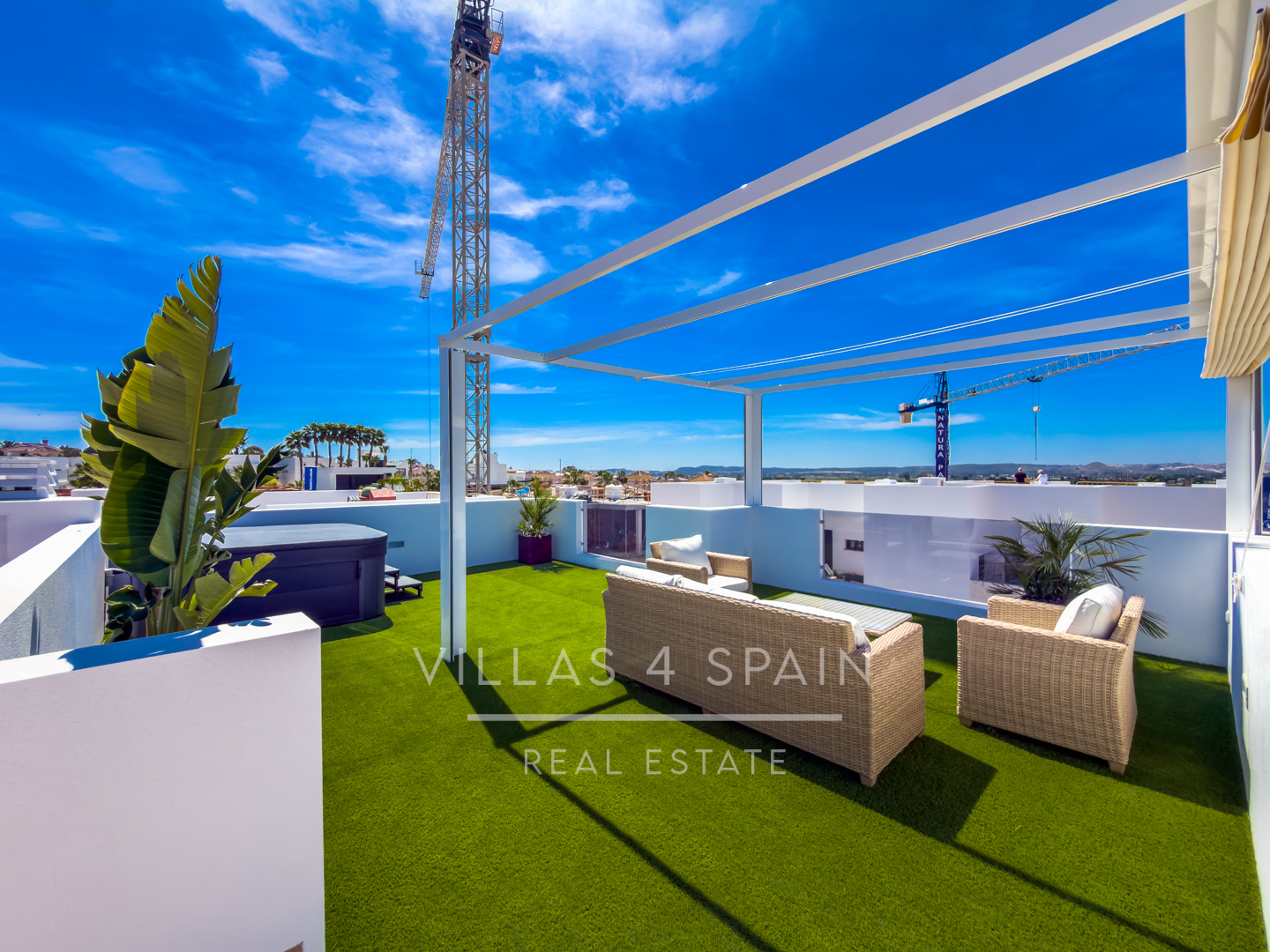 Resale - 3 Bedroom, 2 Bath New Villa with private pool and parking for sale in La Marina. - calle fernando rey  - Alicante