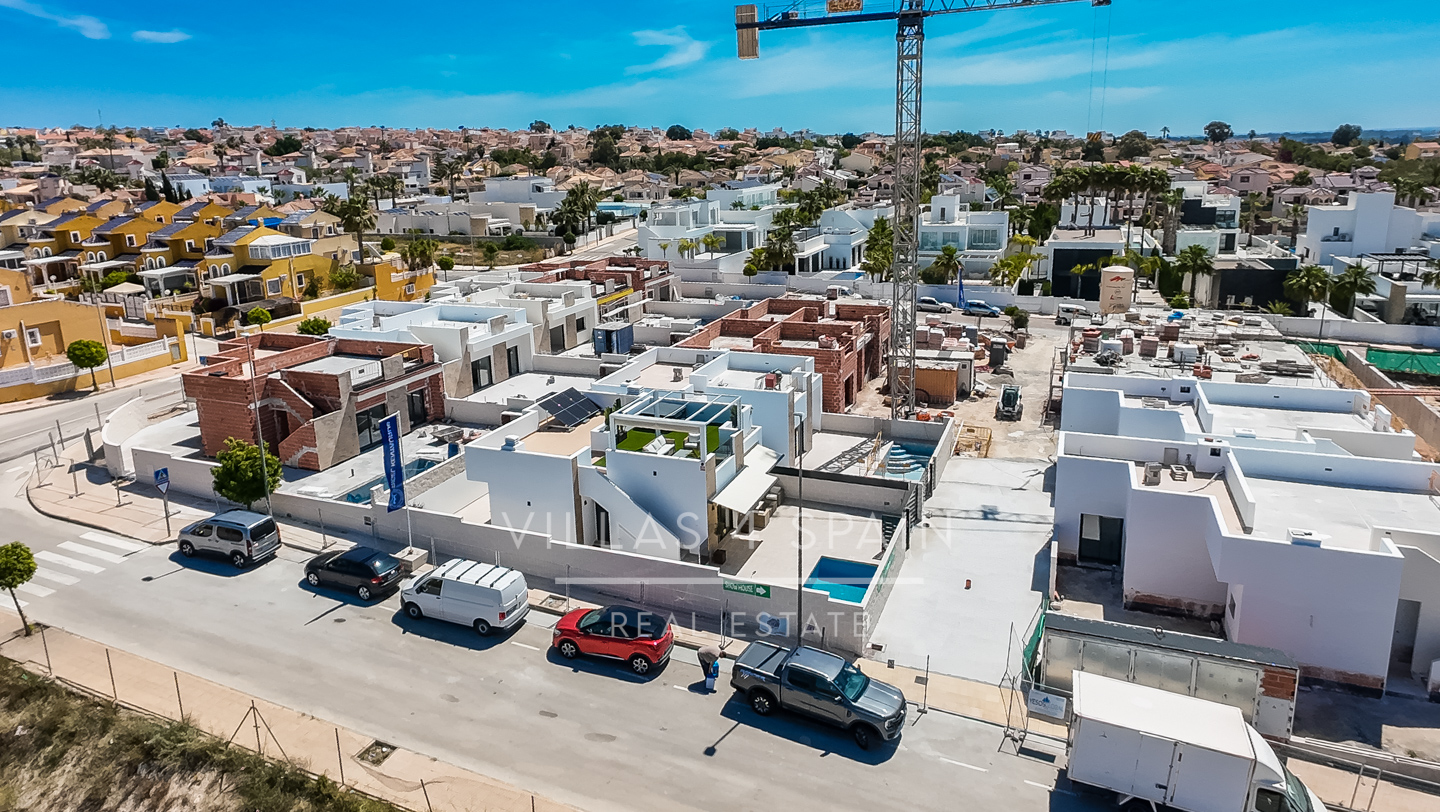 Resale - 3 Bedroom, 2 Bath New Villa with private pool and parking for sale in La Marina. - calle fernando rey  - Alicante