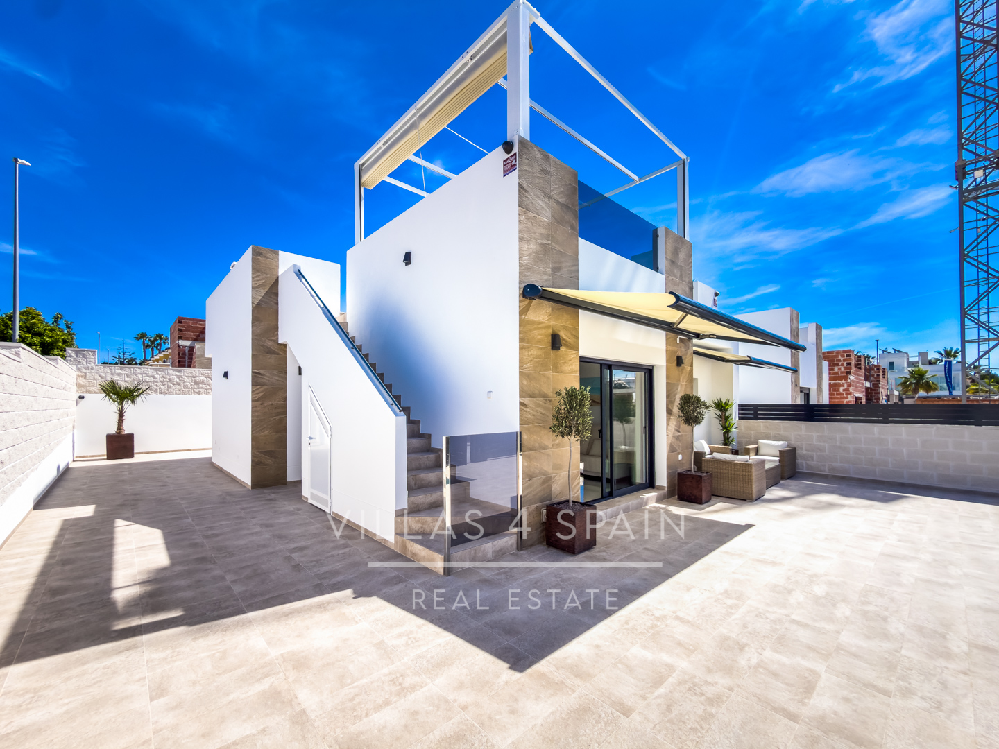 Resale - 3 Bedroom, 2 Bath New Villa with private pool and parking for sale in La Marina. - calle fernando rey  - Alicante