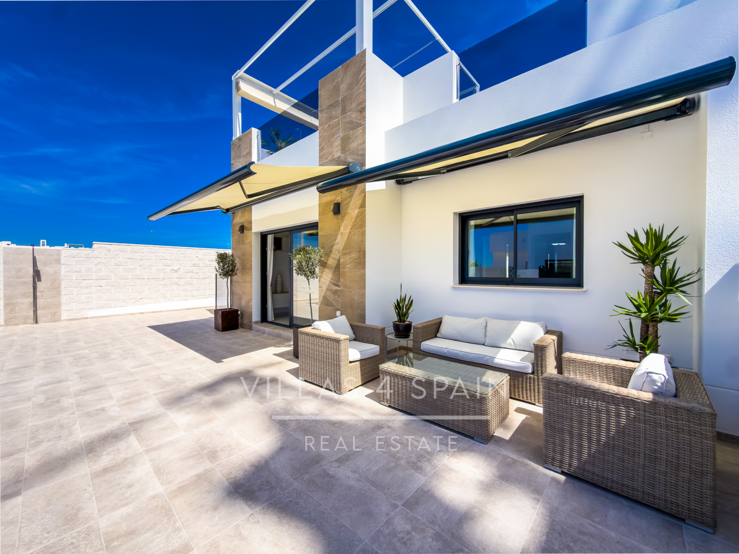 Resale - 3 Bedroom, 2 Bath New Villa with private pool and parking for sale in La Marina. - calle fernando rey  - Alicante