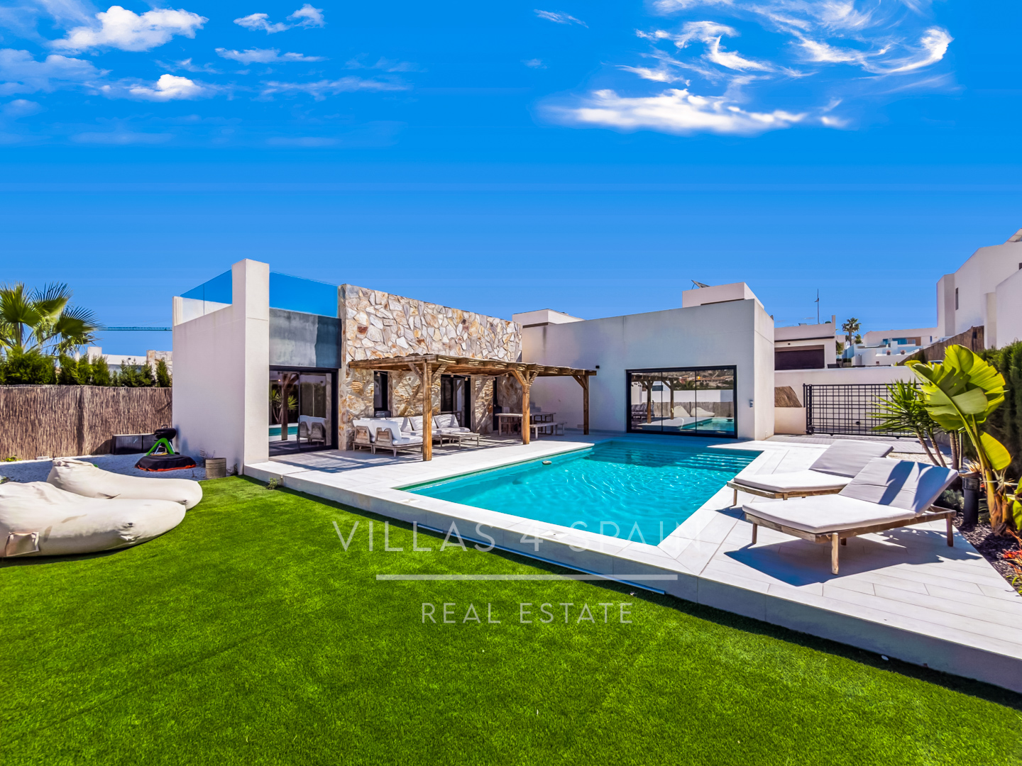 Resale - 3 bed 2 bath modern villa with private pool, parking and a large roof terrace in La Finca Golf, Algorfa, Alicante. - Av. Antonio Pedrera Soler - Alicante