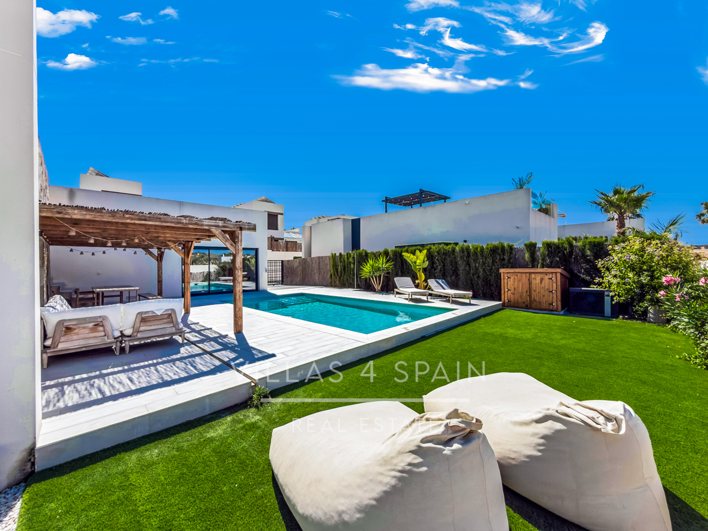 Resale - 3 bed 2 bath modern villa with private pool, parking and a large roof terrace in La Finca Golf, Algorfa, Alicante. - Av. Antonio Pedrera Soler - Alicante