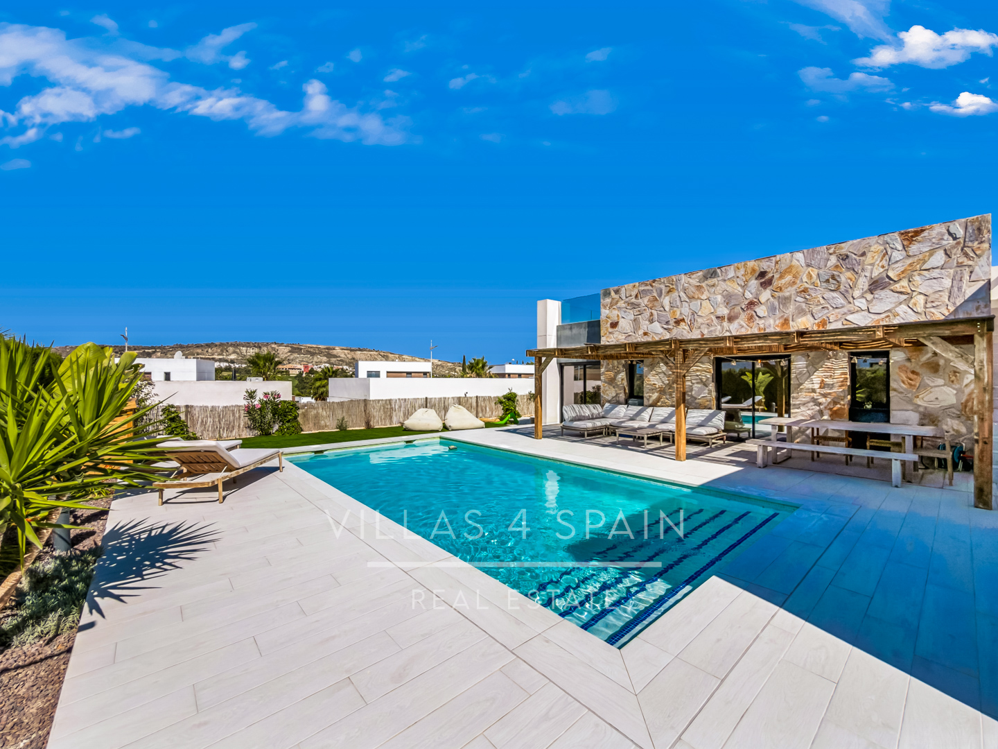 Resale - 3 bed 2 bath modern villa with private pool, parking and a large roof terrace in La Finca Golf, Algorfa, Alicante. - Av. Antonio Pedrera Soler - Alicante