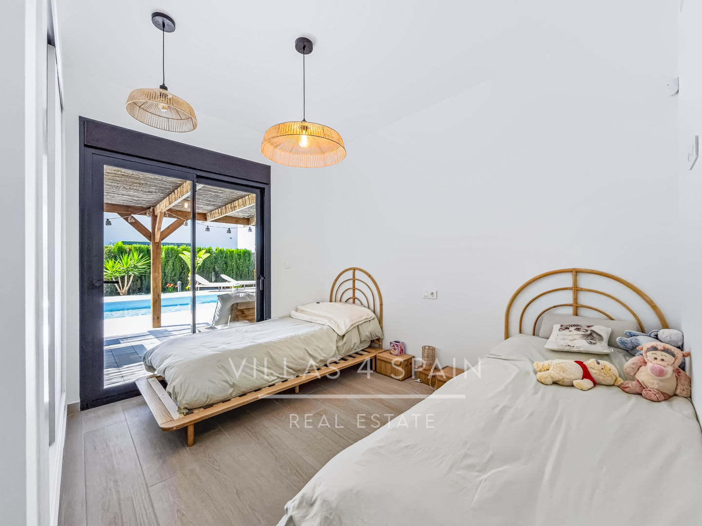 Resale - 3 bed 2 bath modern villa with private pool, parking and a large roof terrace in La Finca Golf, Algorfa, Alicante. - Av. Antonio Pedrera Soler - Alicante