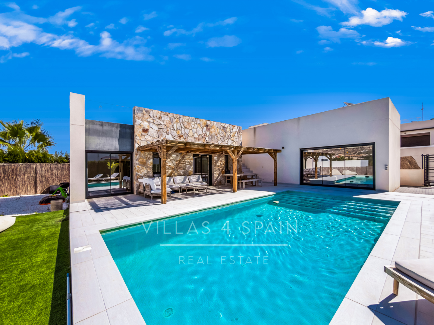 Resale - 3 bed 2 bath modern villa with private pool, parking and a large roof terrace in La Finca Golf, Algorfa, Alicante. - Av. Antonio Pedrera Soler - Alicante