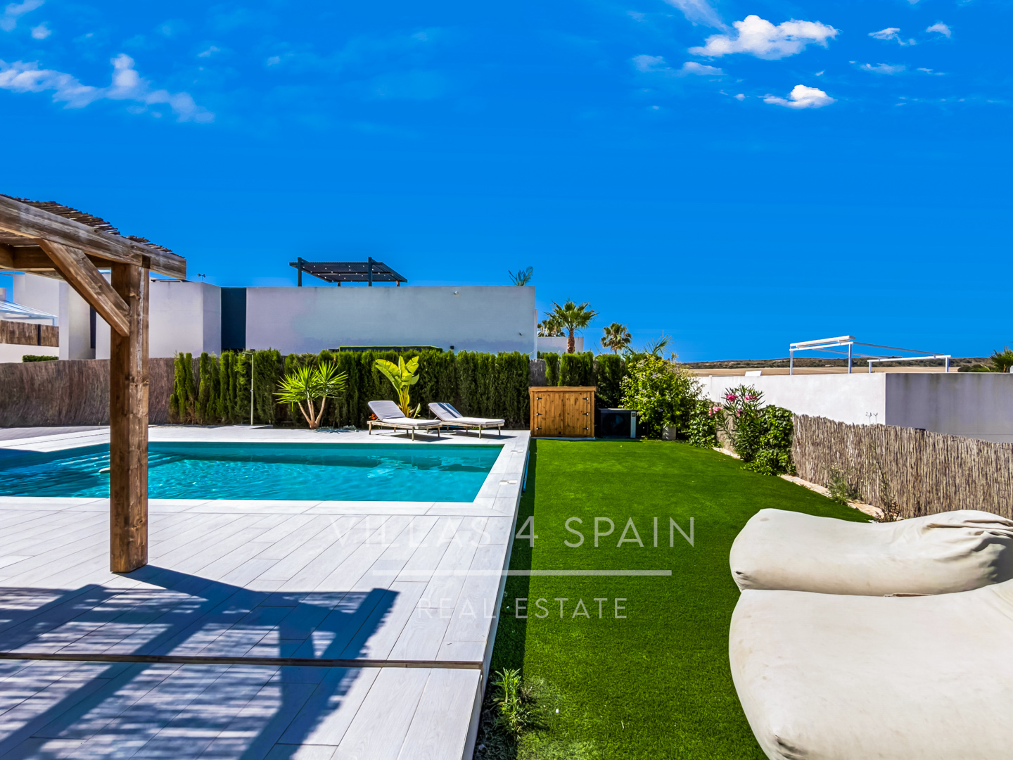 Resale - 3 bed 2 bath modern villa with private pool, parking and a large roof terrace in La Finca Golf, Algorfa, Alicante. - Av. Antonio Pedrera Soler - Alicante
