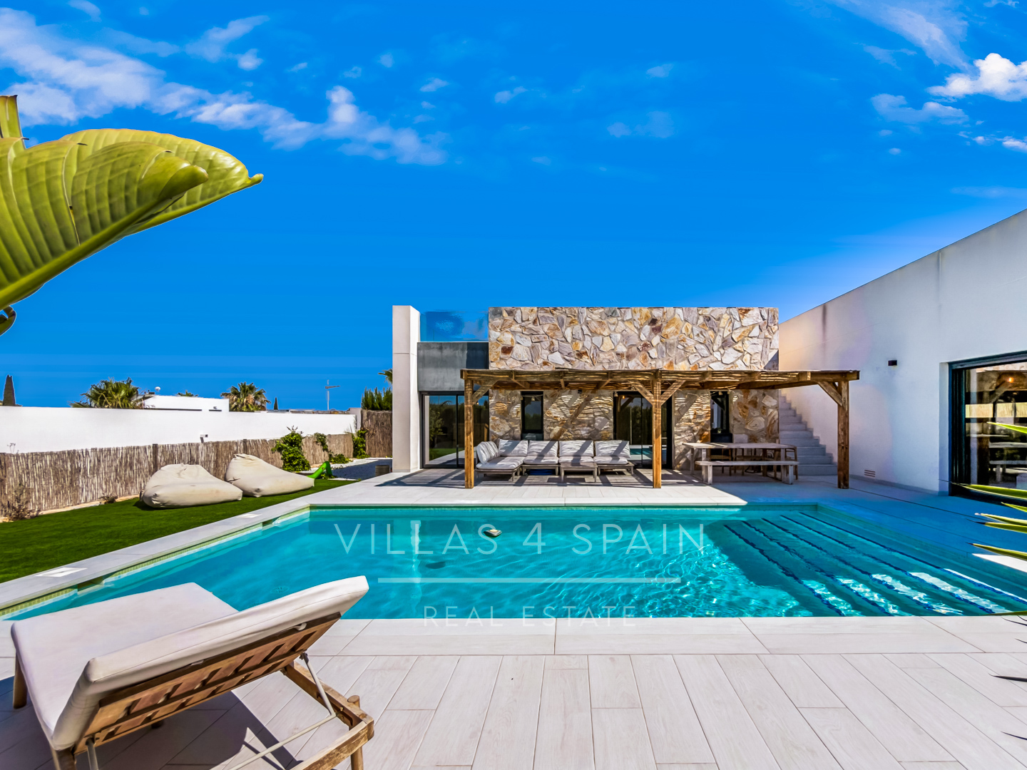 Resale - 3 bed 2 bath modern villa with private pool, parking and a large roof terrace in La Finca Golf, Algorfa, Alicante. - Av. Antonio Pedrera Soler - Alicante