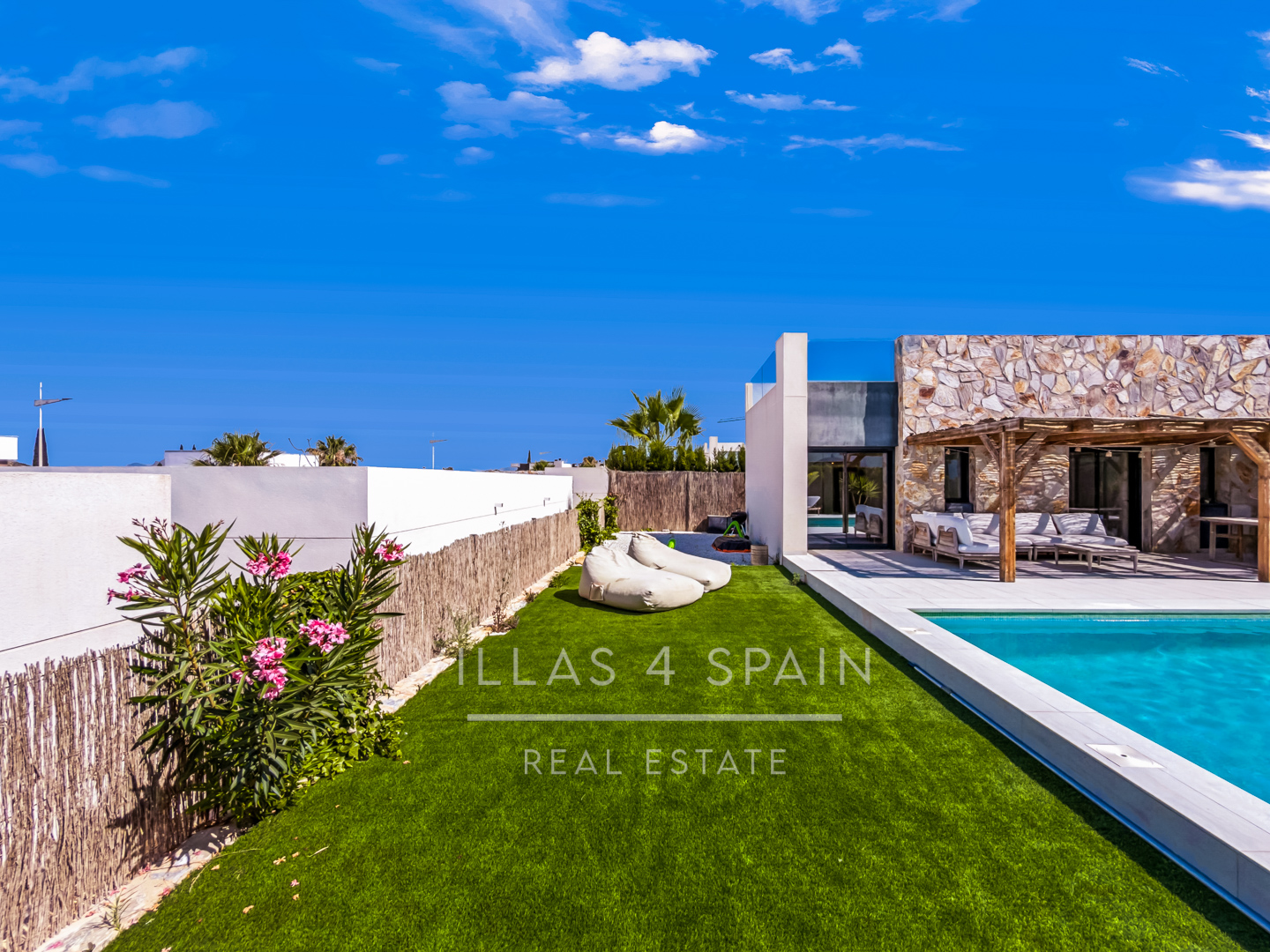 Resale - 3 bed 2 bath modern villa with private pool, parking and a large roof terrace in La Finca Golf, Algorfa, Alicante. - Av. Antonio Pedrera Soler - Alicante