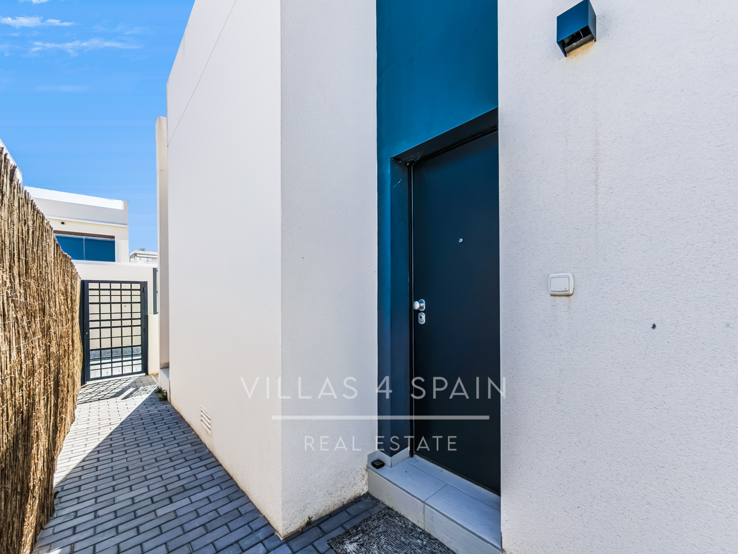 Resale - 3 bed 2 bath modern villa with private pool, parking and a large roof terrace in La Finca Golf, Algorfa, Alicante. - Av. Antonio Pedrera Soler - Alicante