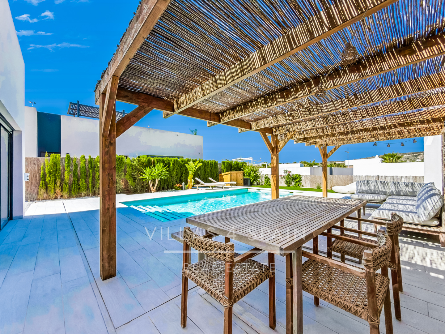 Resale - 3 bed 2 bath modern villa with private pool, parking and a large roof terrace in La Finca Golf, Algorfa, Alicante. - Av. Antonio Pedrera Soler - Alicante