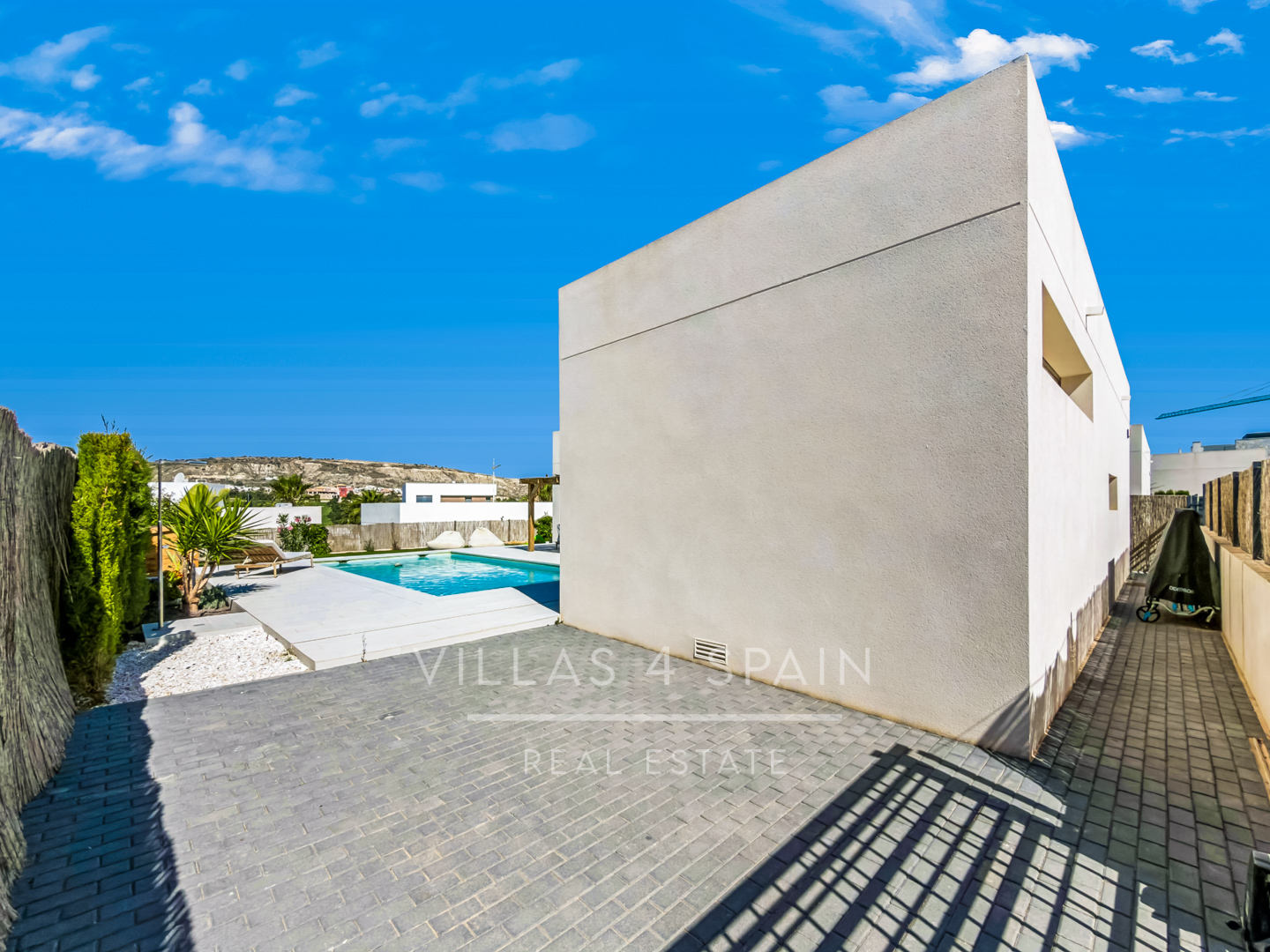 Resale - 3 bed 2 bath modern villa with private pool, parking and a large roof terrace in La Finca Golf, Algorfa, Alicante. - Av. Antonio Pedrera Soler - Alicante