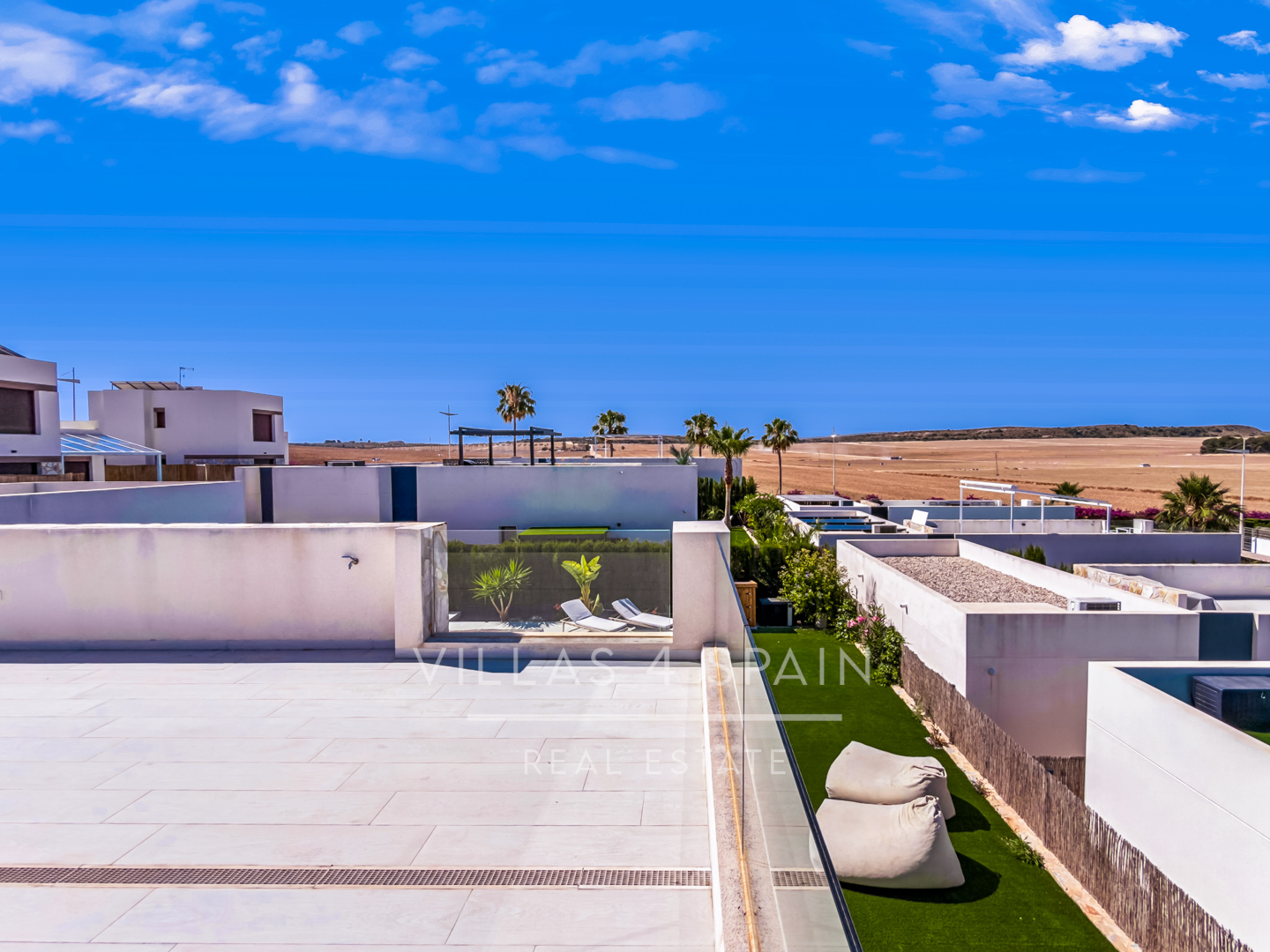 Resale - 3 bed 2 bath modern villa with private pool, parking and a large roof terrace in La Finca Golf, Algorfa, Alicante. - Av. Antonio Pedrera Soler - Alicante