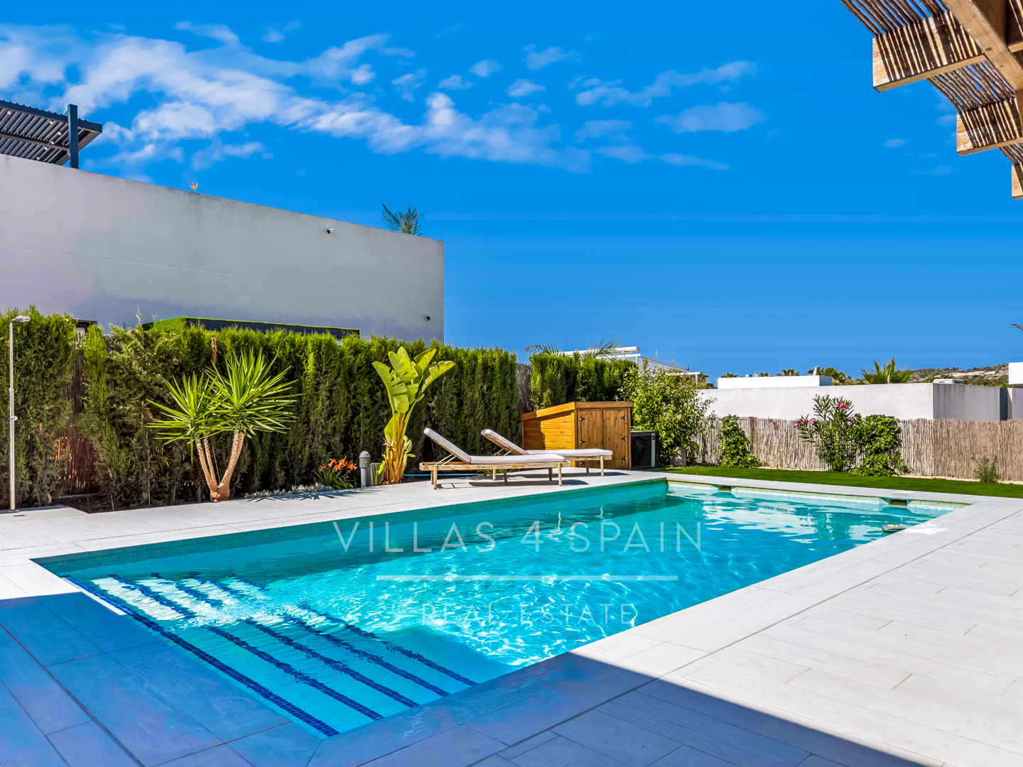Resale - 3 bed 2 bath modern villa with private pool, parking and a large roof terrace in La Finca Golf, Algorfa, Alicante. - Av. Antonio Pedrera Soler - Alicante