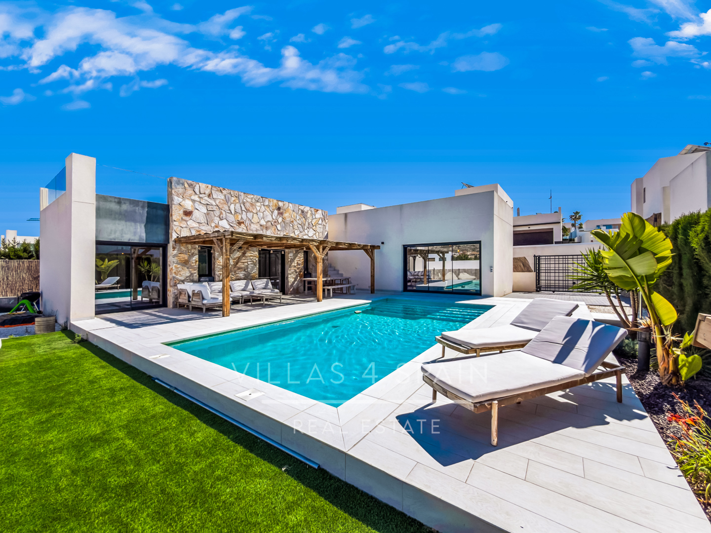 Resale - 3 bed 2 bath modern villa with private pool, parking and a large roof terrace in La Finca Golf, Algorfa, Alicante. - Av. Antonio Pedrera Soler - Alicante