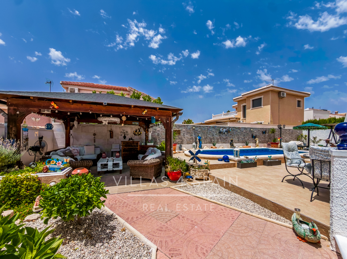 Resale - 3 Bed 2 Bath Villa with a Private Pool, Garden and parking in Ciudad Quesada, Rojales, Alicante  - av. de las naciones - Alicante