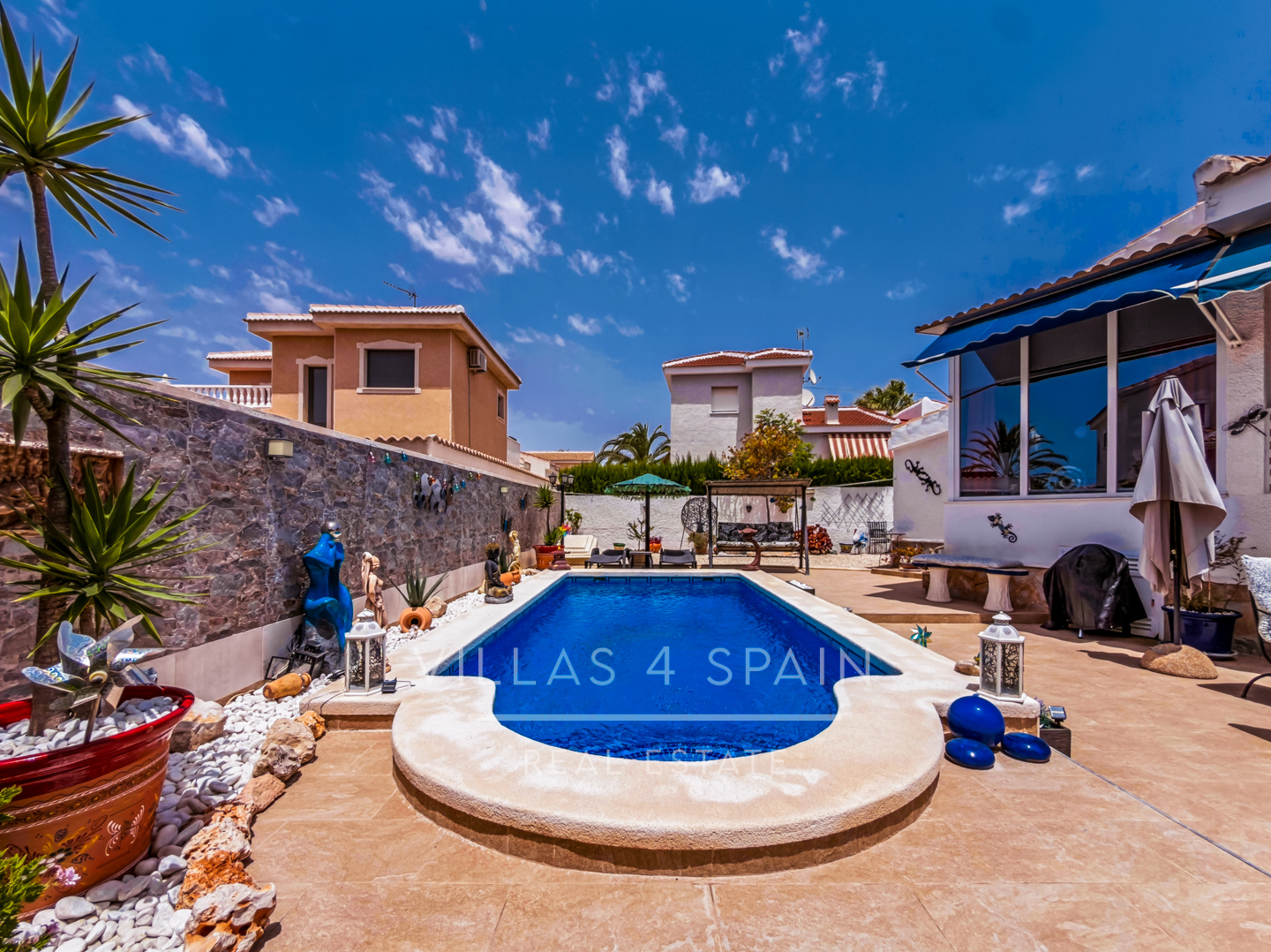 Resale - 3 Bed 2 Bath Villa with a Private Pool, Garden and parking in Ciudad Quesada, Rojales, Alicante  - av. de las naciones - Alicante