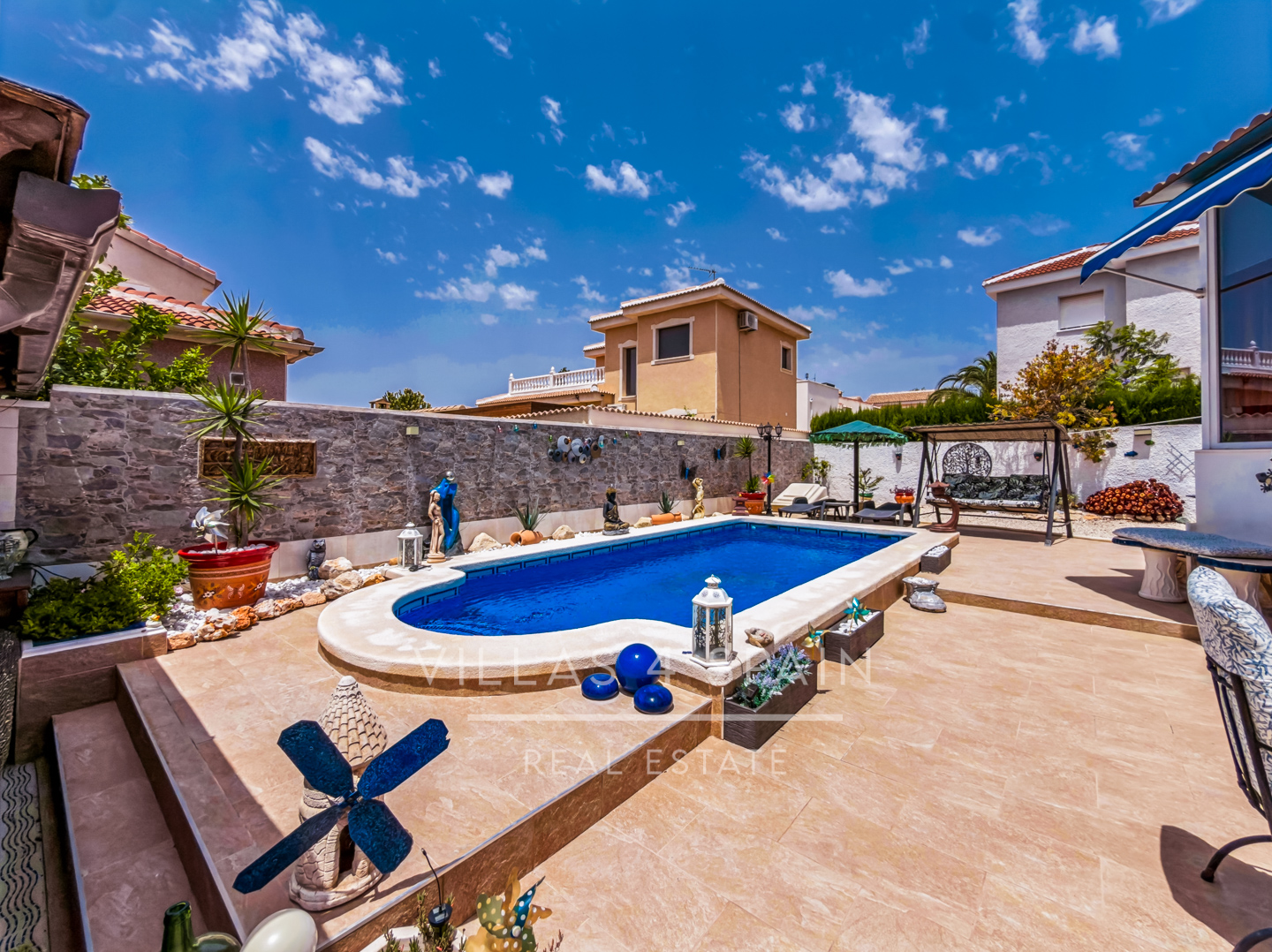 Resale - 3 Bed 2 Bath Villa with a Private Pool, Garden and parking in Ciudad Quesada, Rojales, Alicante  - av. de las naciones - Alicante