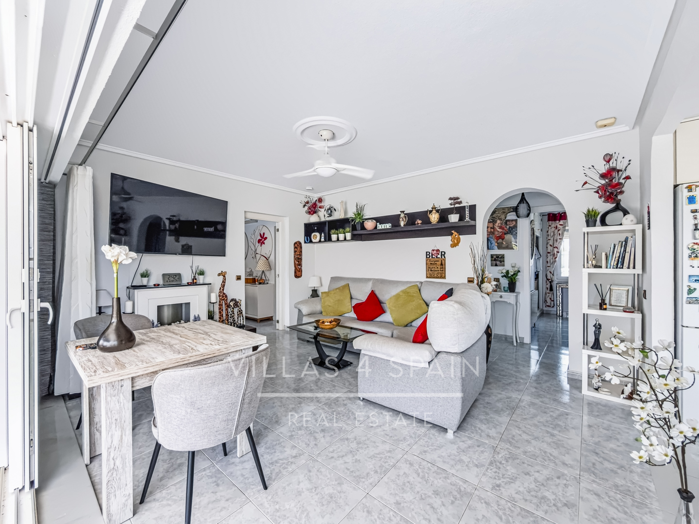 Resale - 3 Bed 2 Bath Villa with a Private Pool, Garden and parking in Ciudad Quesada, Rojales, Alicante  - av. de las naciones - Alicante