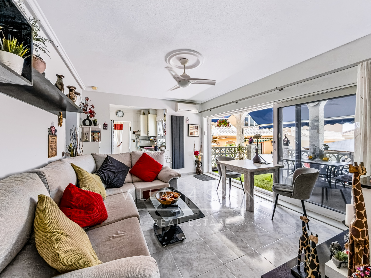 Resale - 3 Bed 2 Bath Villa with a Private Pool, Garden and parking in Ciudad Quesada, Rojales, Alicante  - av. de las naciones - Alicante