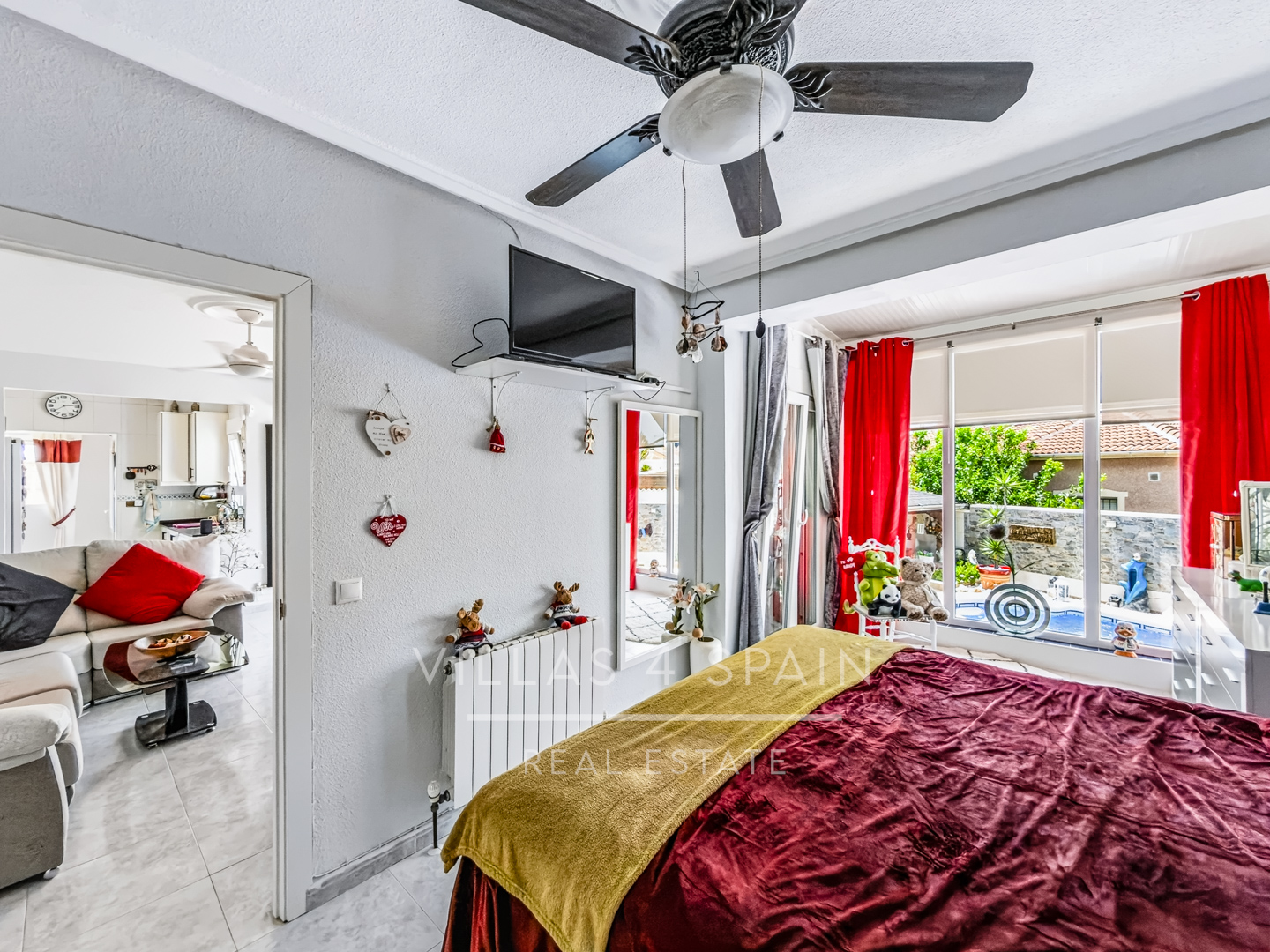 Resale - 3 Bed 2 Bath Villa with a Private Pool, Garden and parking in Ciudad Quesada, Rojales, Alicante  - av. de las naciones - Alicante