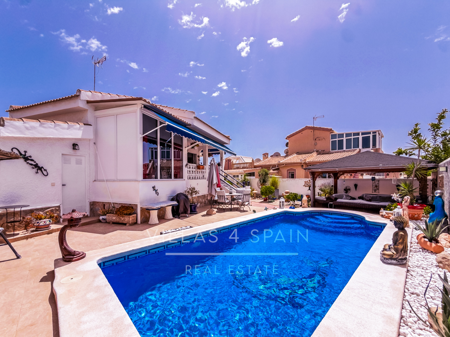 Resale - 3 Bed 2 Bath Villa with a Private Pool, Garden and parking in Ciudad Quesada, Rojales, Alicante  - av. de las naciones - Alicante