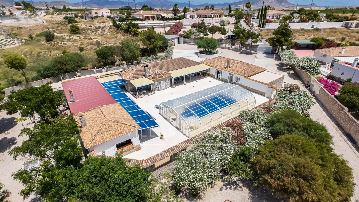 Resale - 6 Bed 4 Bath Villa with Pool and Large Plot with multiple garages in Fortuna  - calle baños 3 - Murcia