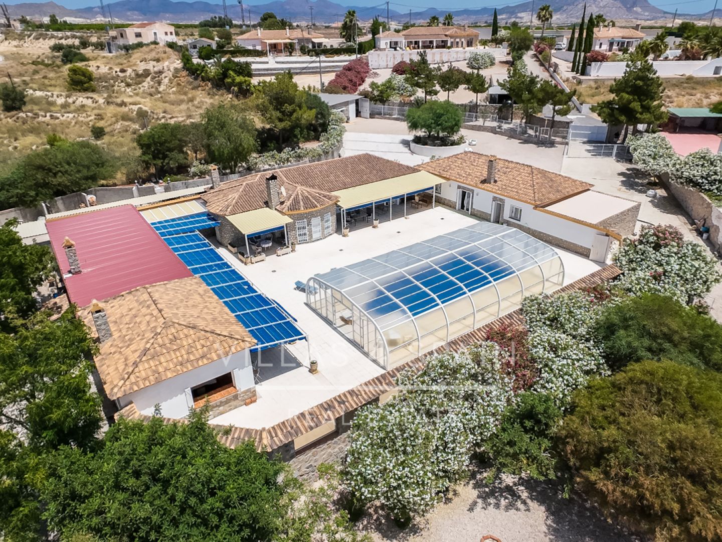 6 Bed 4 Bath Villa with Pool and Large Plot with multiple garages in Fortuna 