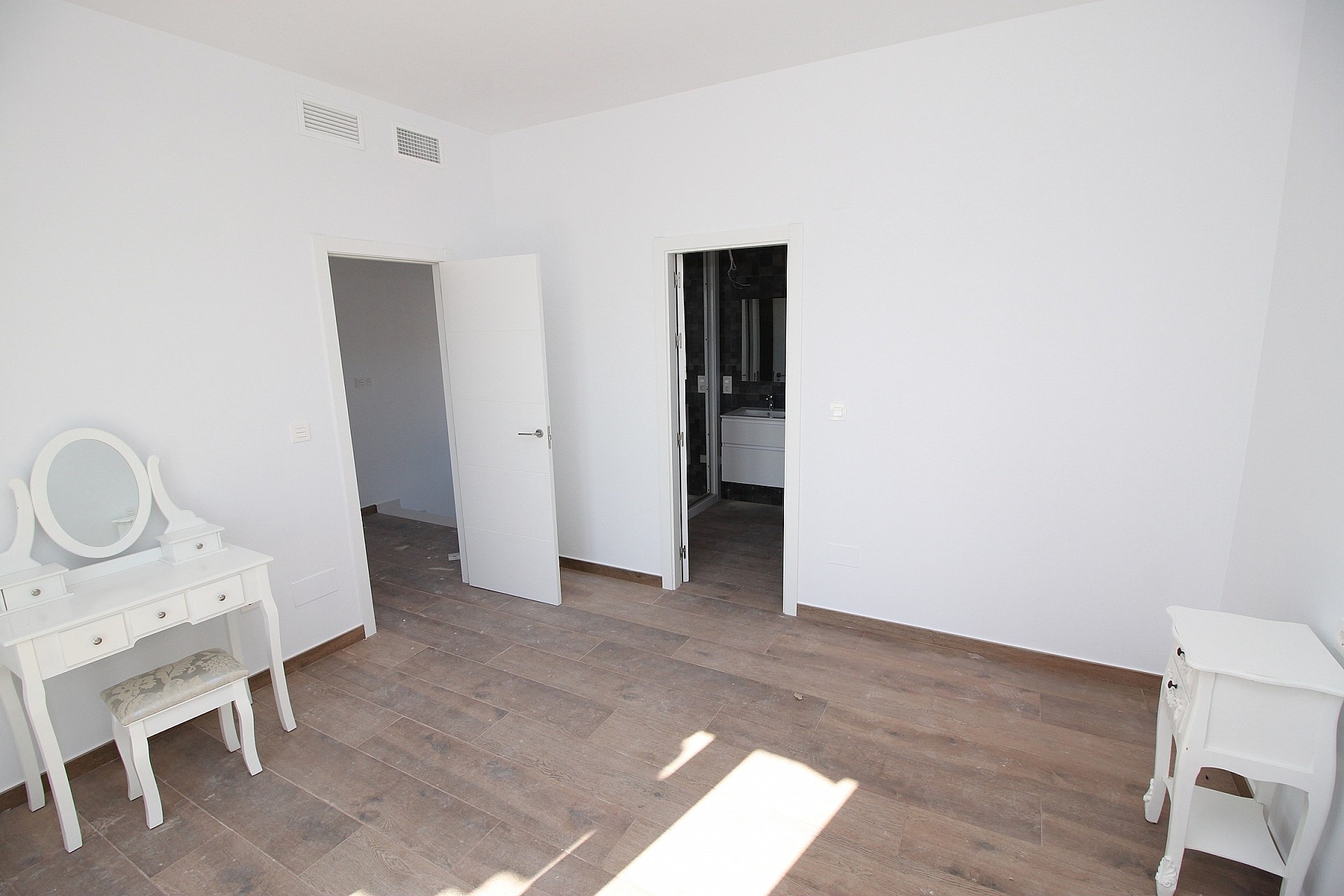 Resale - 4 Bedroom 3 Bathroom Villa in Pinoso -  - Alicante