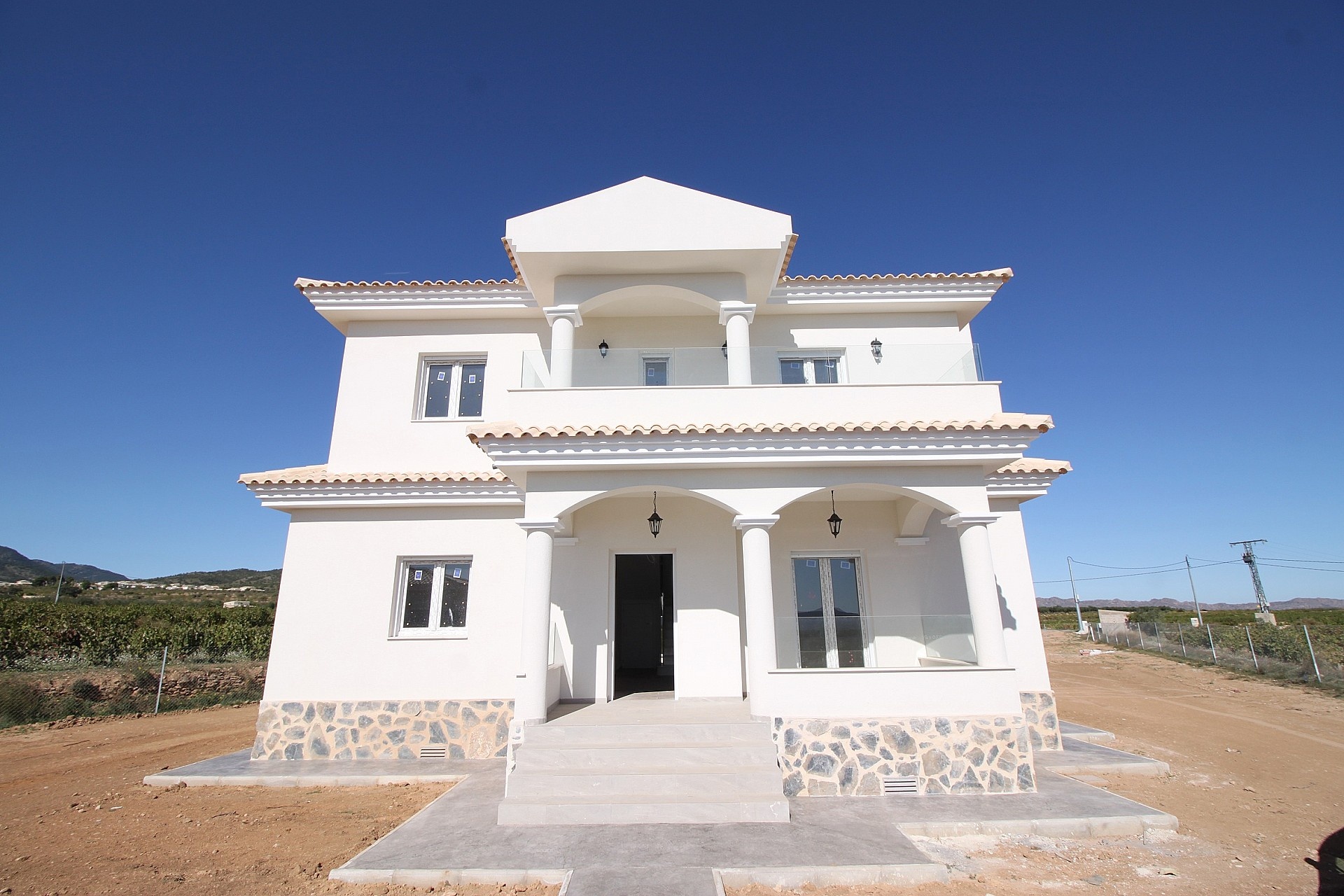 Resale - 4 Bedroom 3 Bathroom Villa in Pinoso -  - Alicante