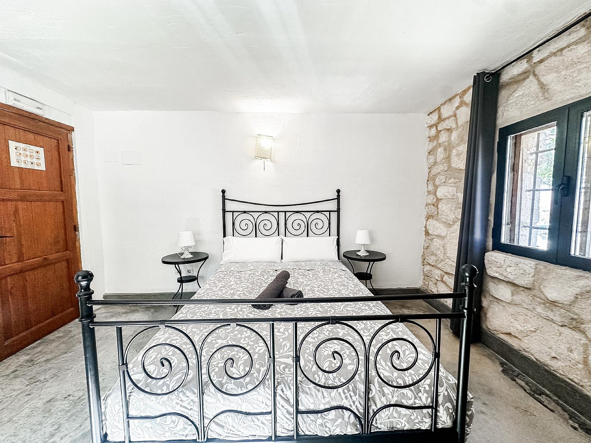 Resale - 9 Bedroom 3 Bathroom Villa in Biar -  - Alicante